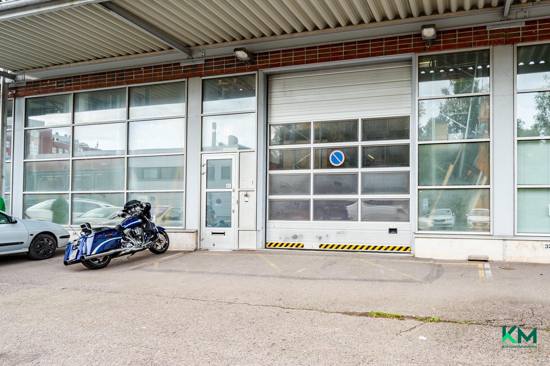 Varastotiloihin nosto-ovet