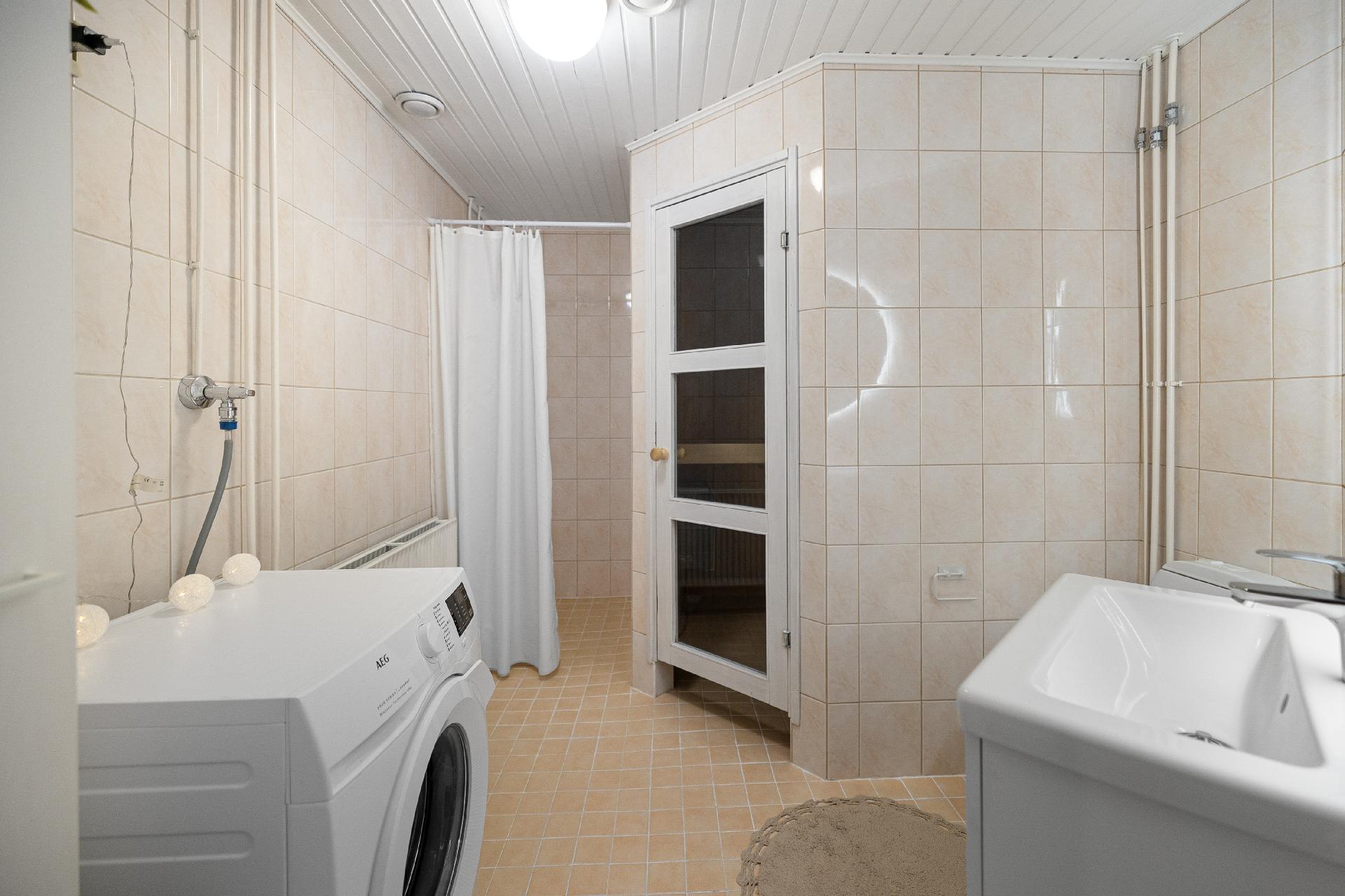 Kylpyhuone ja sauna.