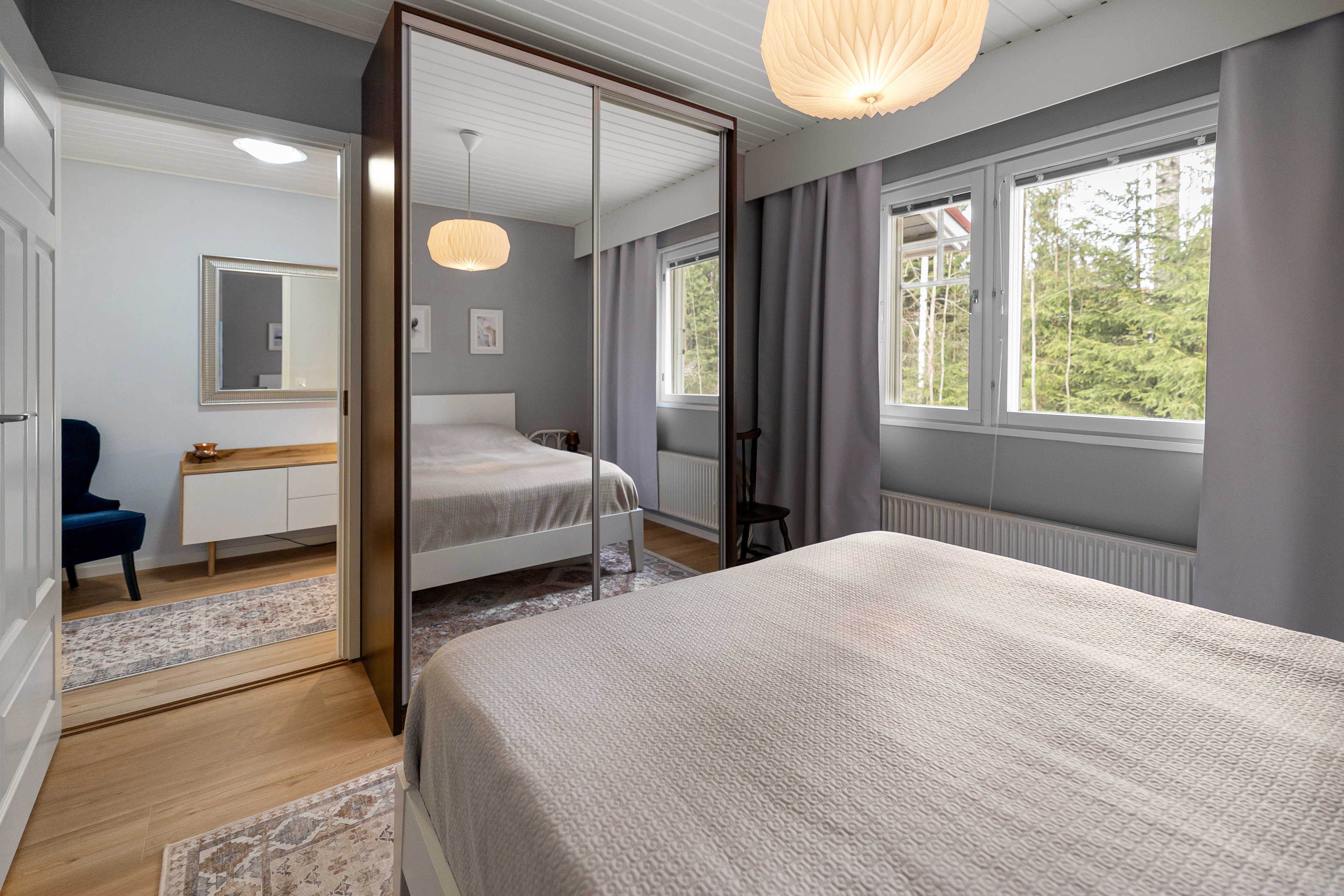 Makuuhuoneessa hyvin säilytystilaa.