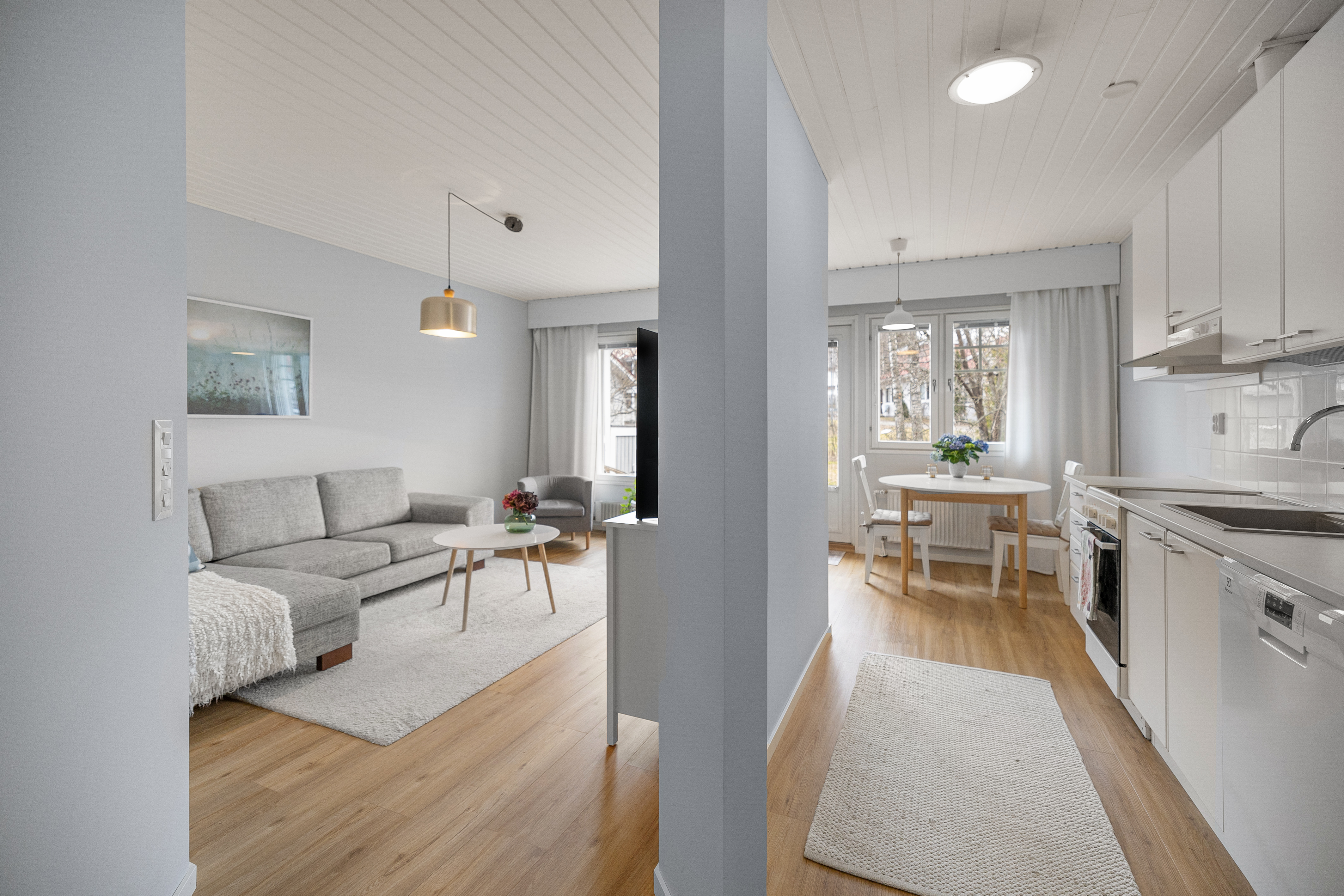 Näkymä eteisestä päin. 