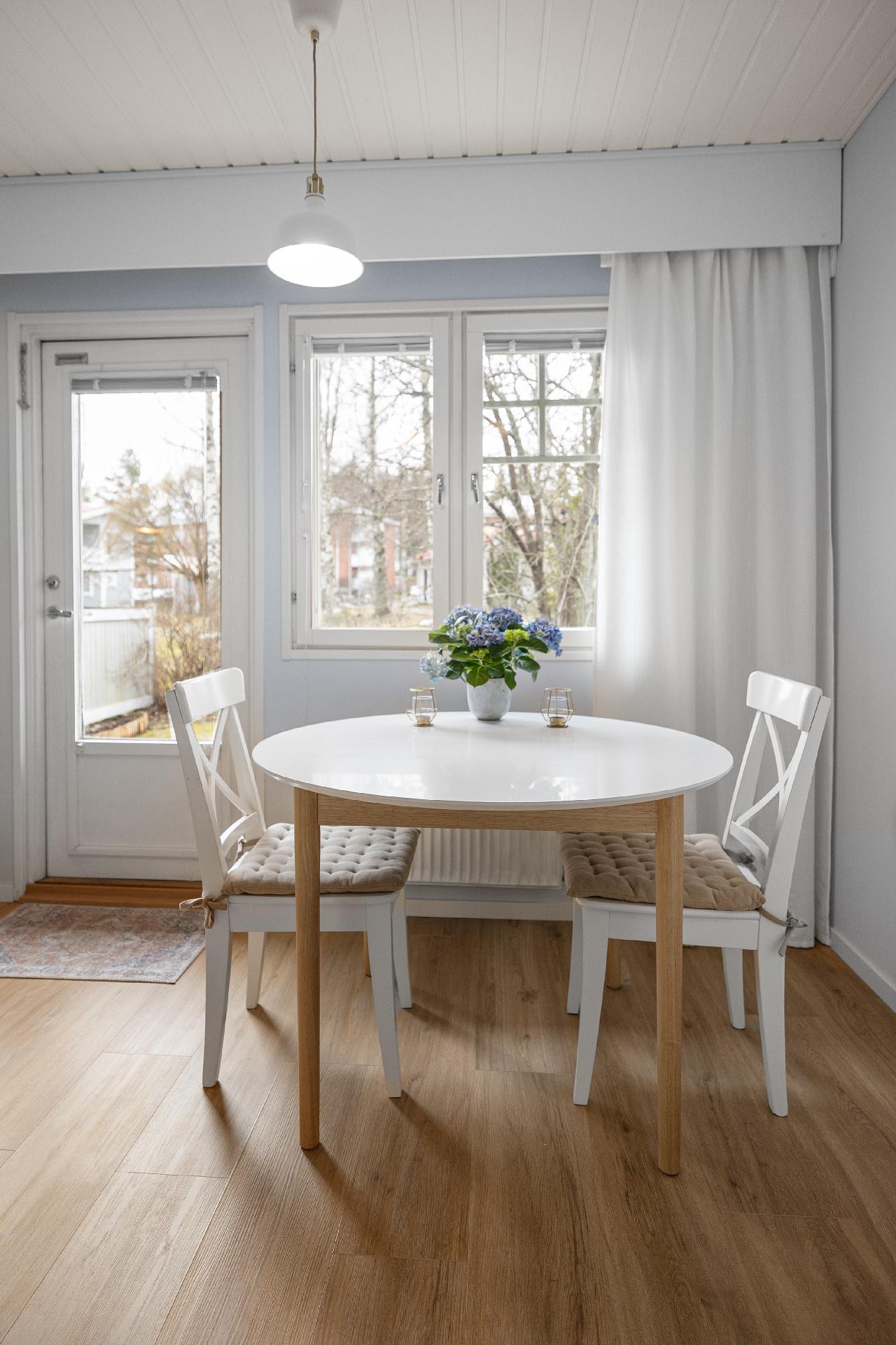 Ruokapöydälle hyvin tilaa ikkunan edustalla. 