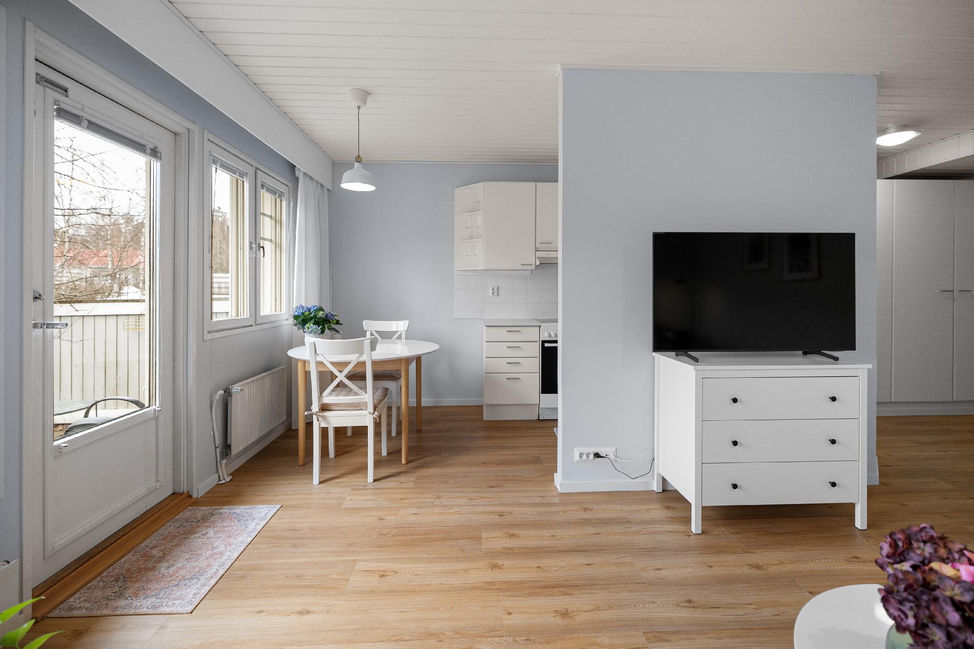 Keittiö ja olohuone.