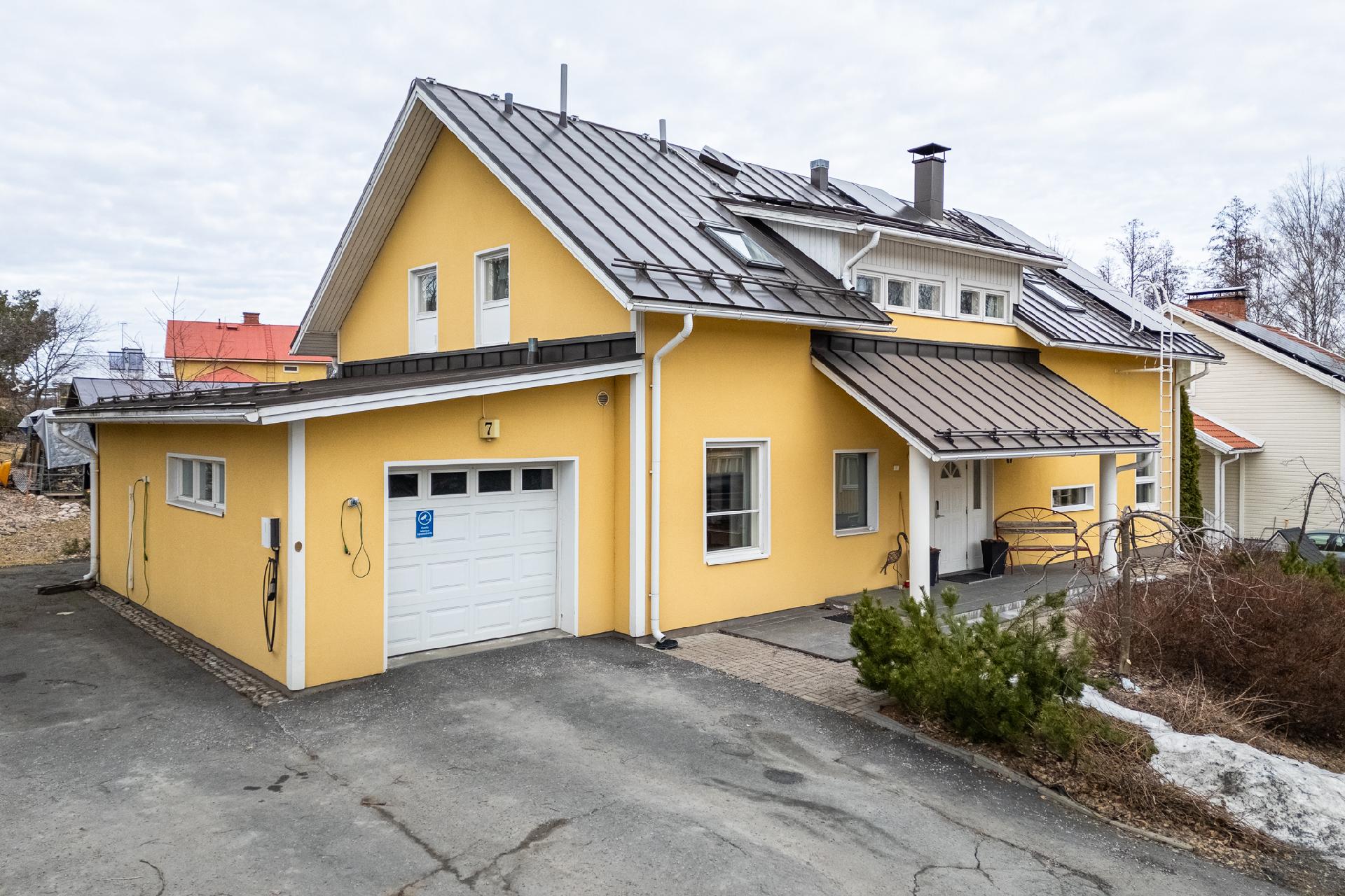 Julkisivu