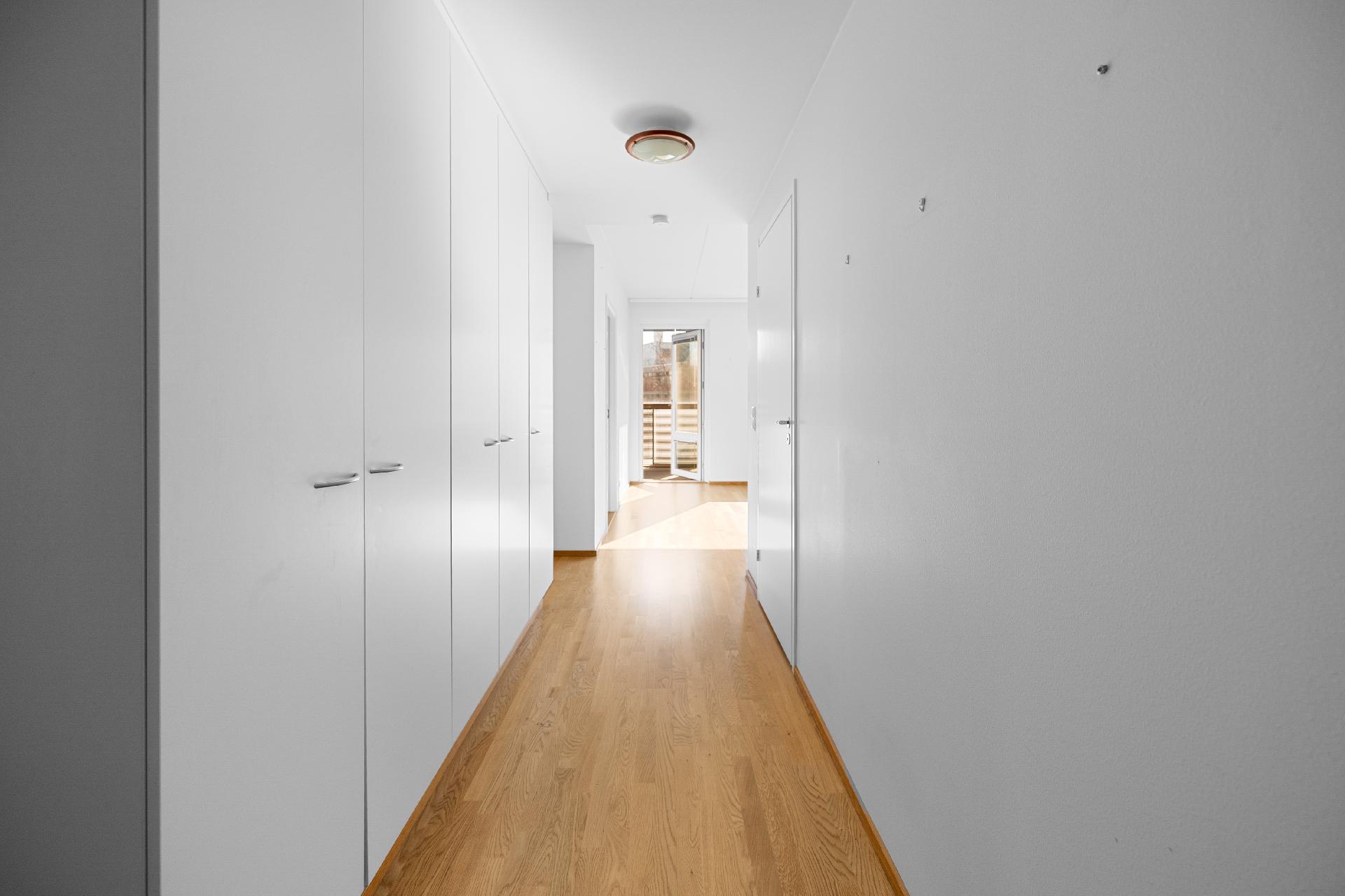 Eteisessä säilytystilaa ja käynti erilliseen wc-tilaan.