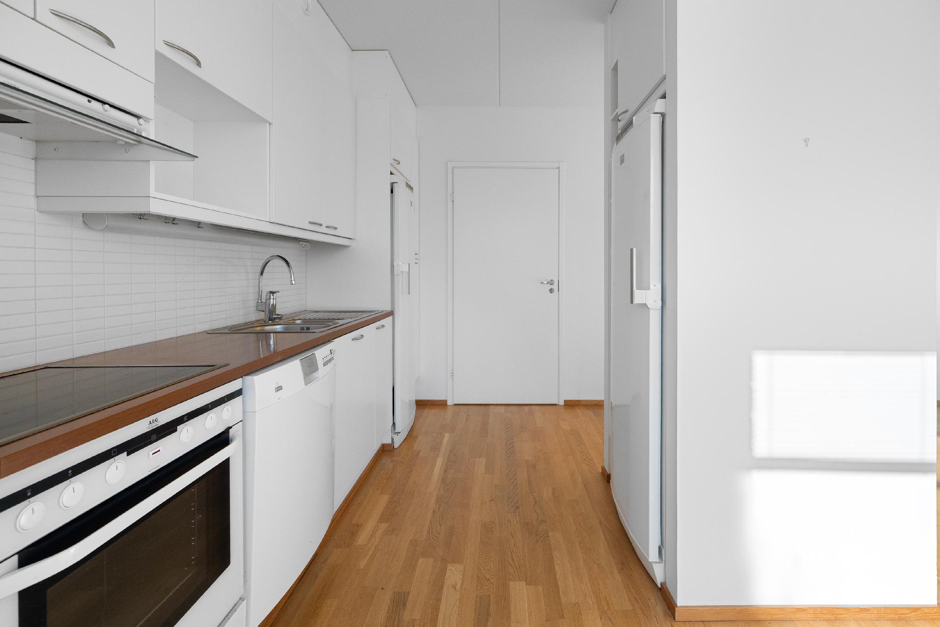 Keittiö pesutiloihin päin katsottuna.