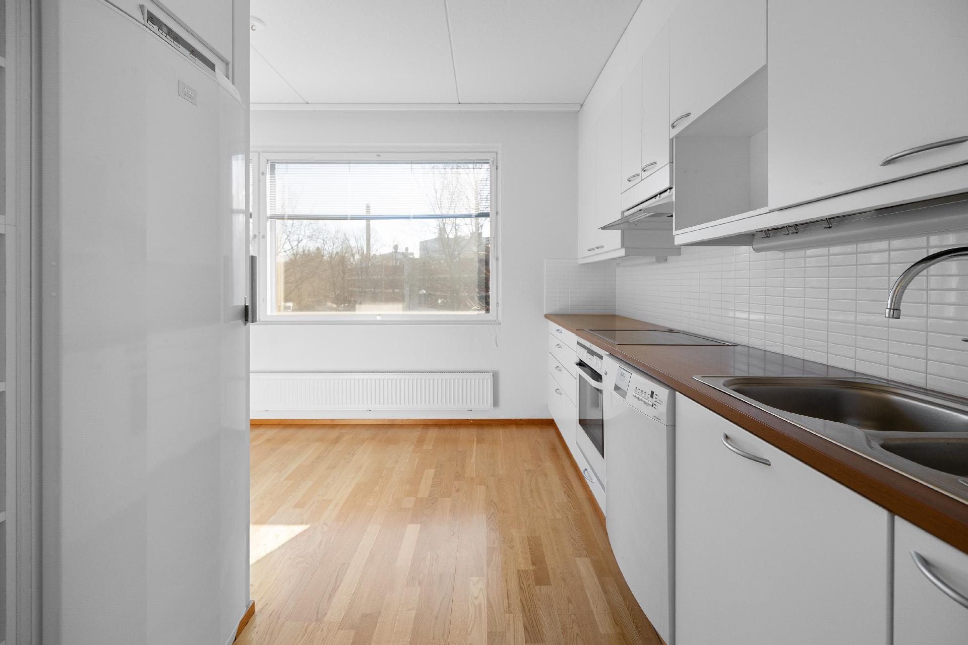 Keittiössä myös ikkuna.