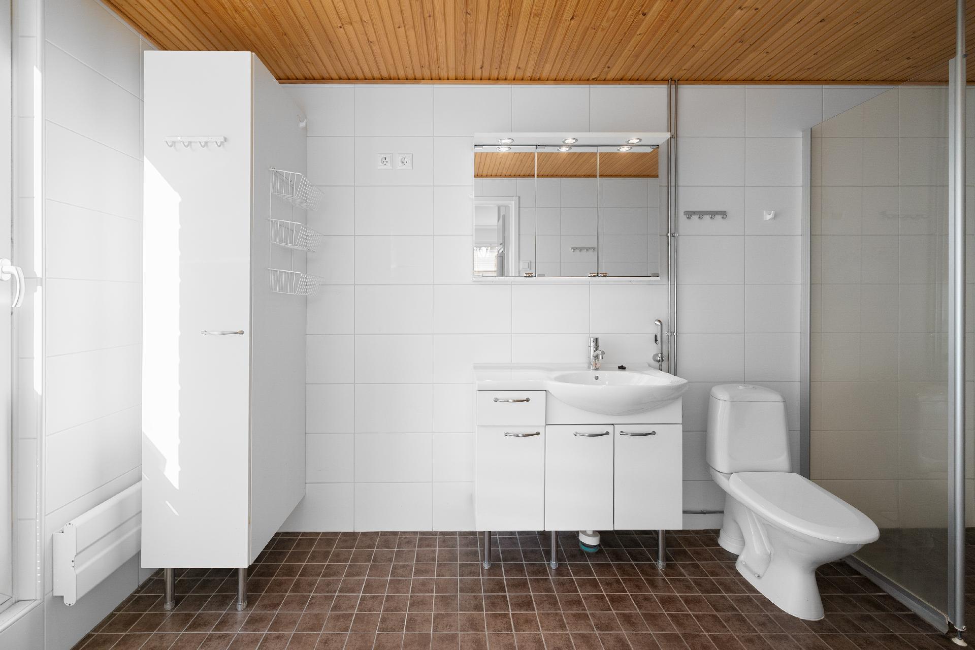 Ikkunallinen pesutila ja sauna.