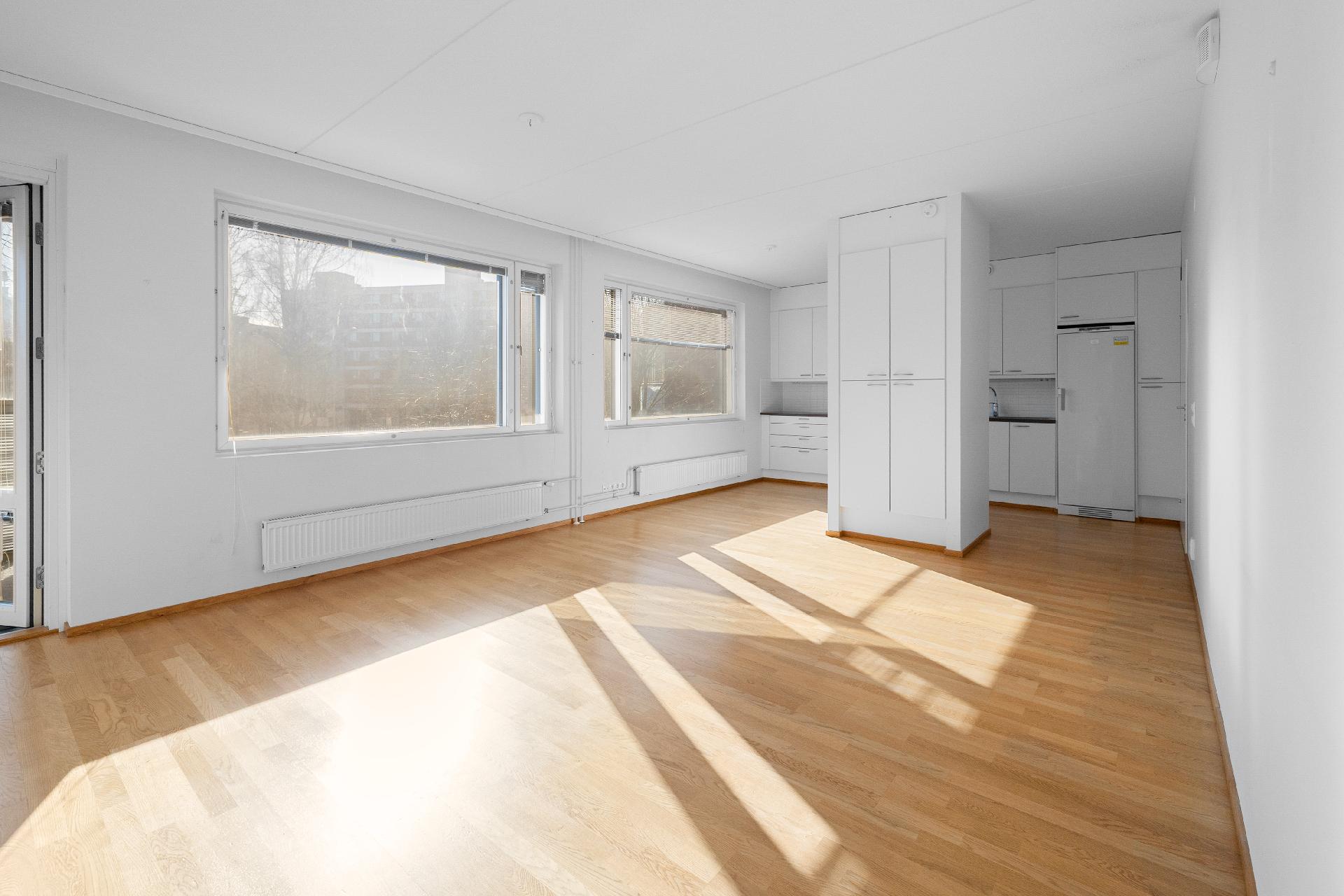 Olohuone yhdistyy keittiöön.