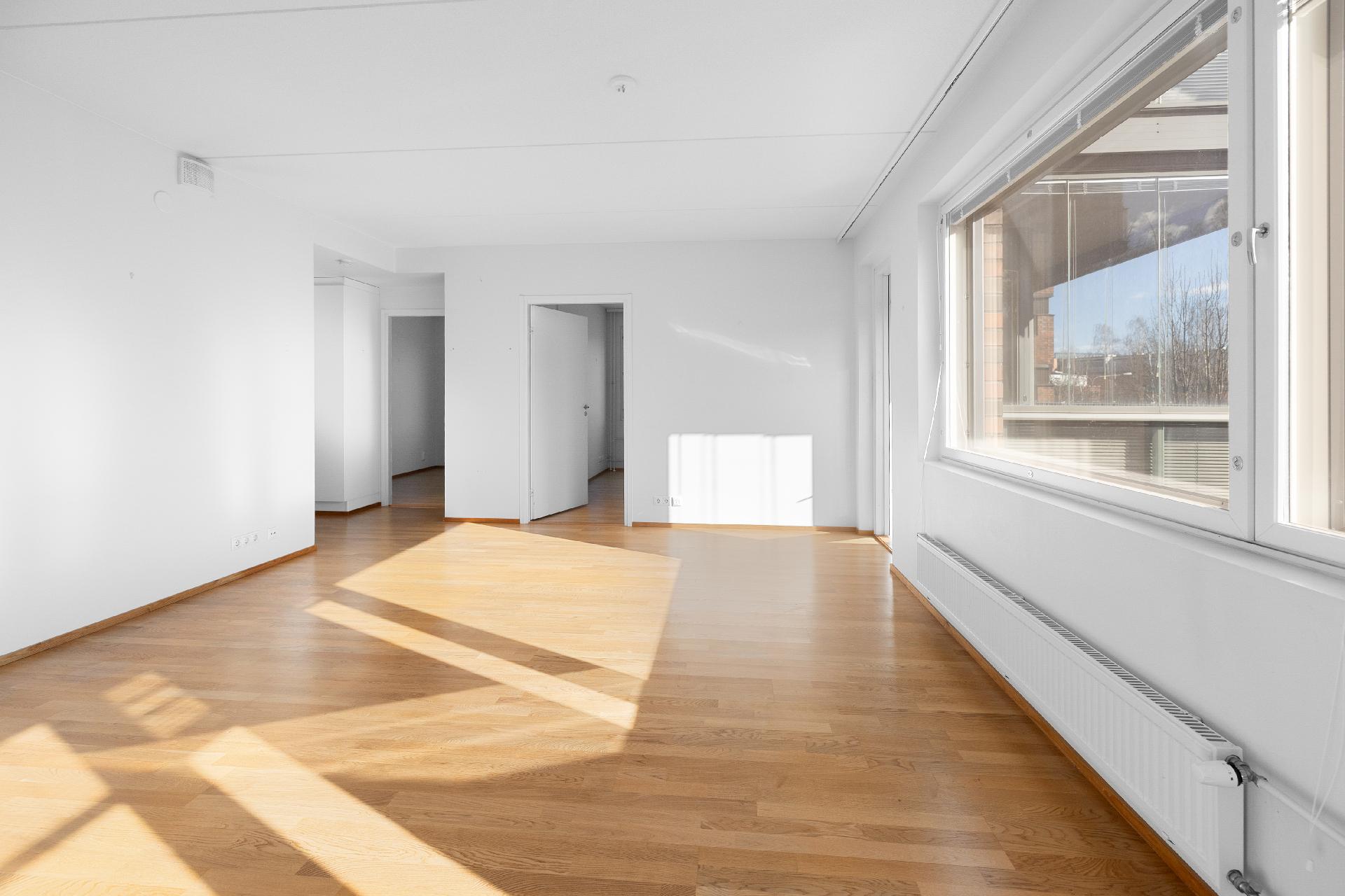 Tilava ja valoisa olohuone.