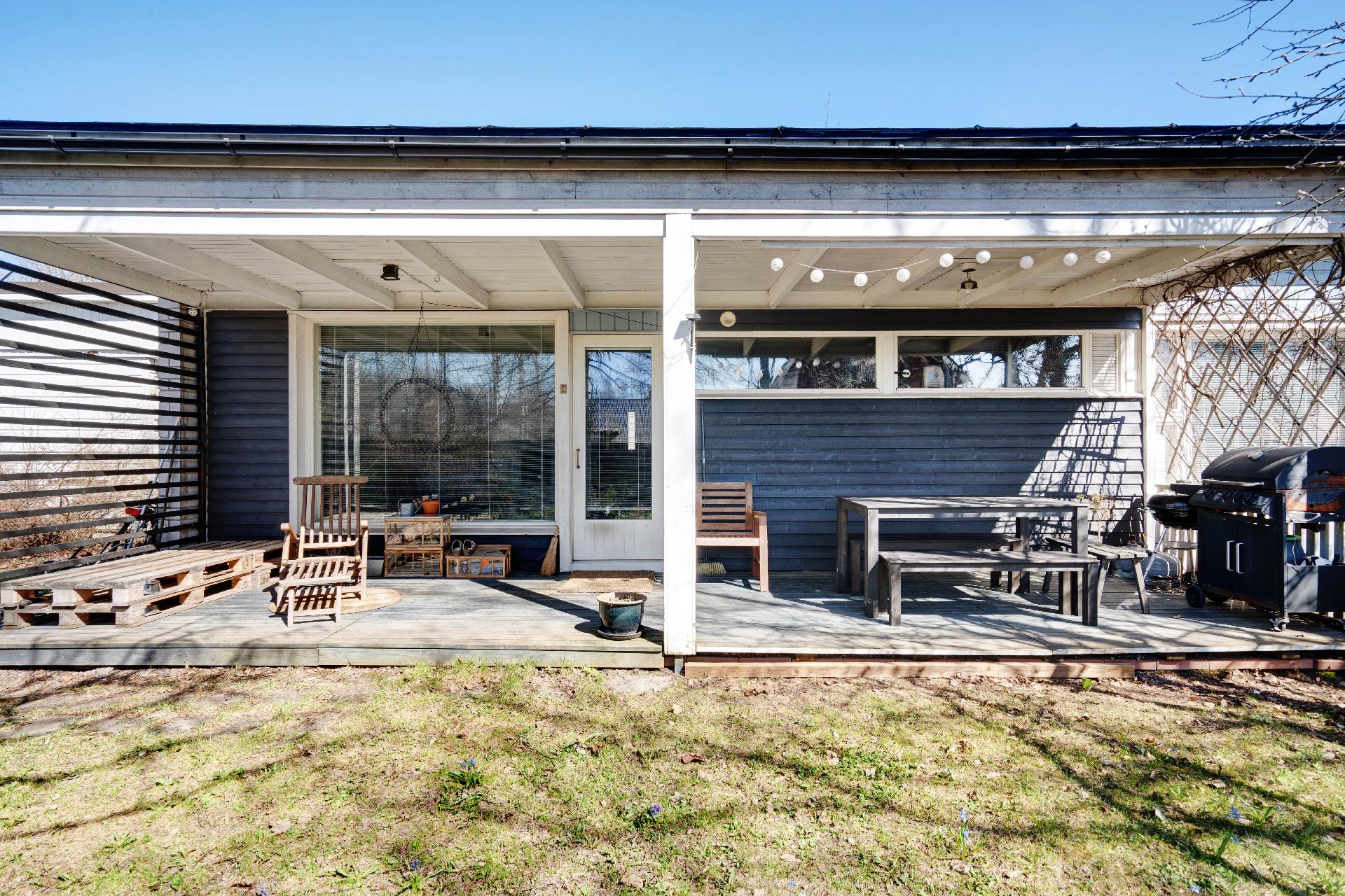 Julkisivu takapihalta