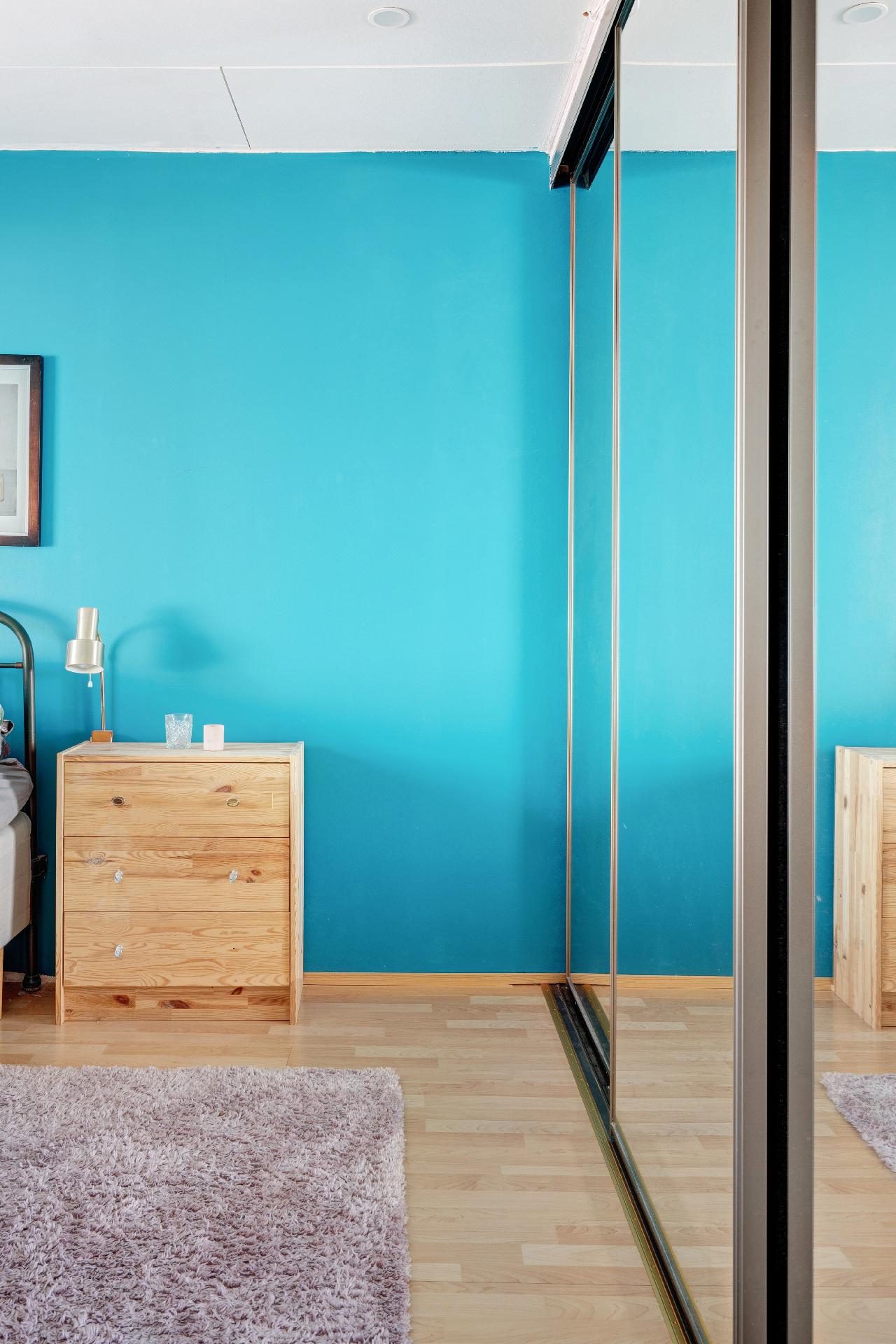 Makuuhuoneessa peililiukuovikaapistot