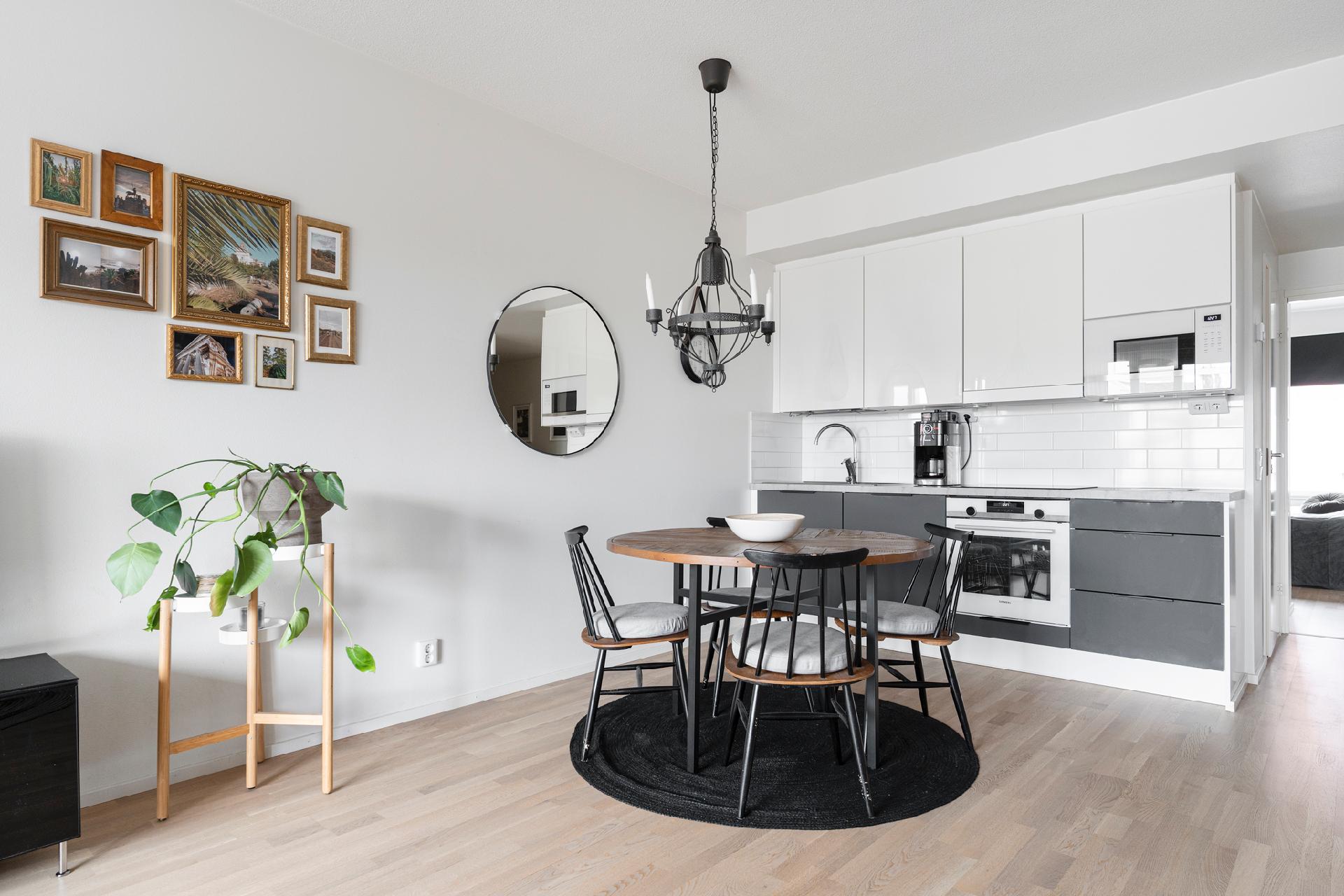 Taidemaalarinkatu 16, Kuninkaantammi, Helsinki