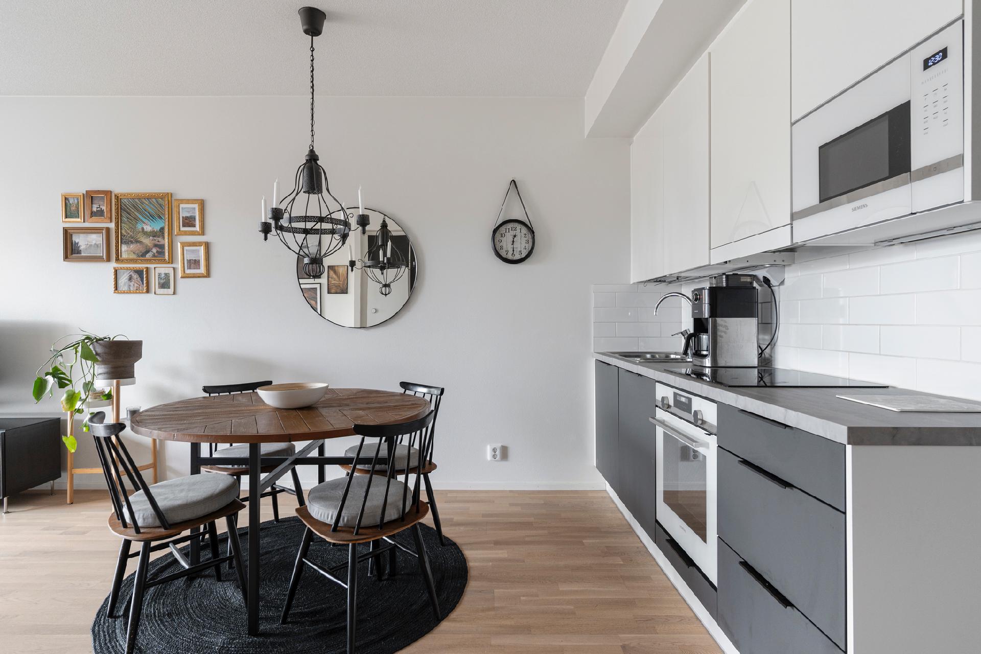 Taidemaalarinkatu 16, Kuninkaantammi, Helsinki