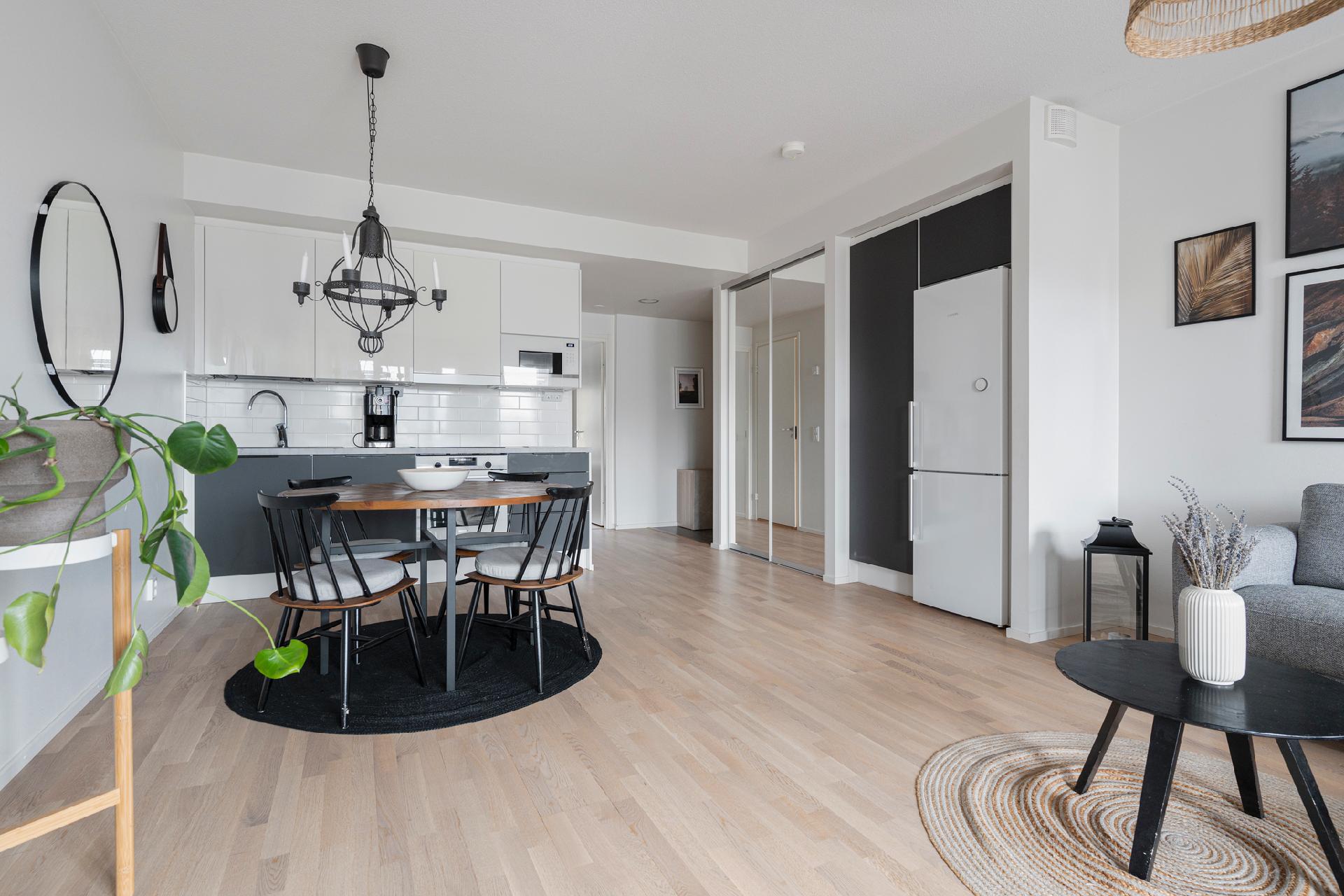 Taidemaalarinkatu 16, Kuninkaantammi, Helsinki