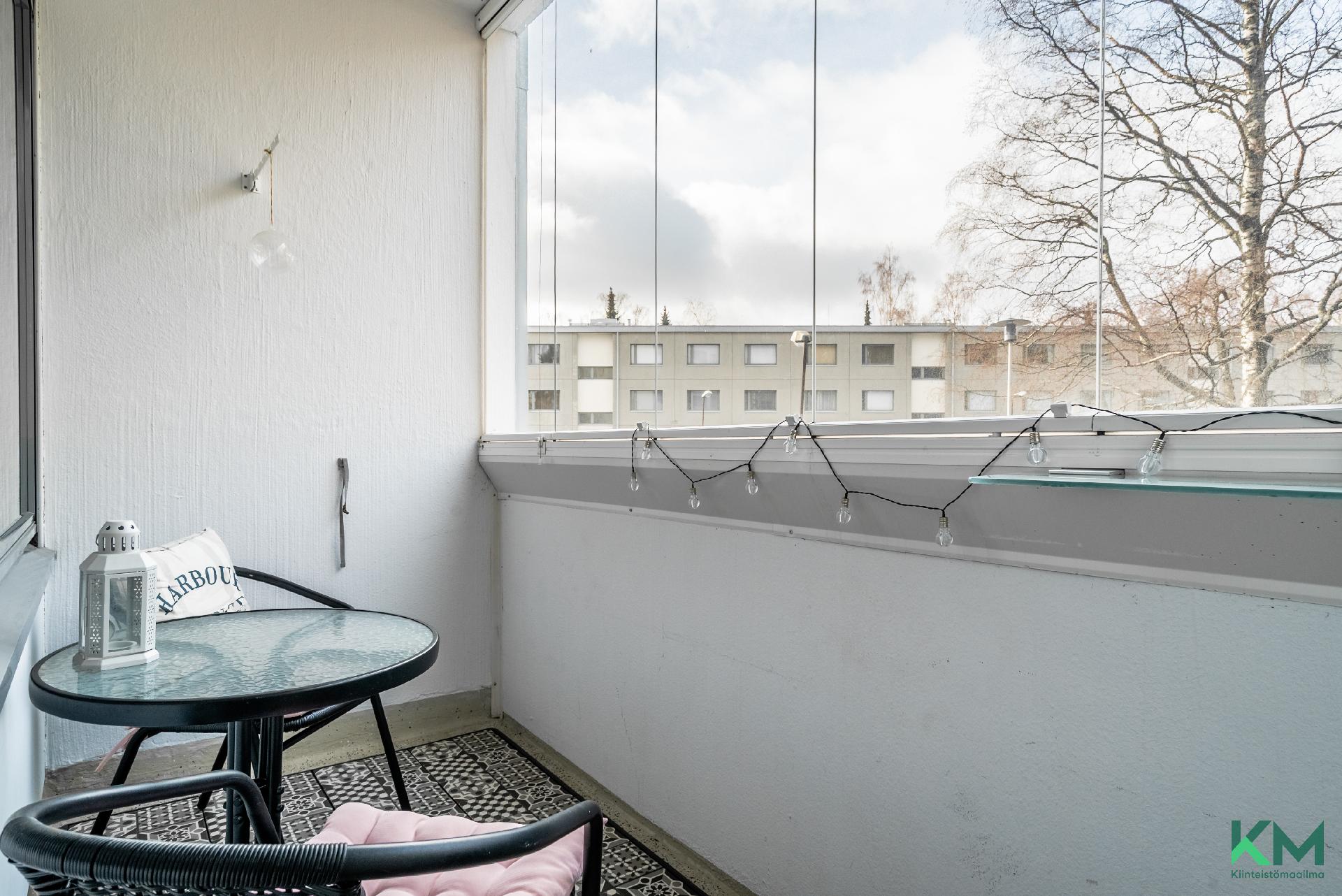 Olohuoneesta kulku parvekkeelle