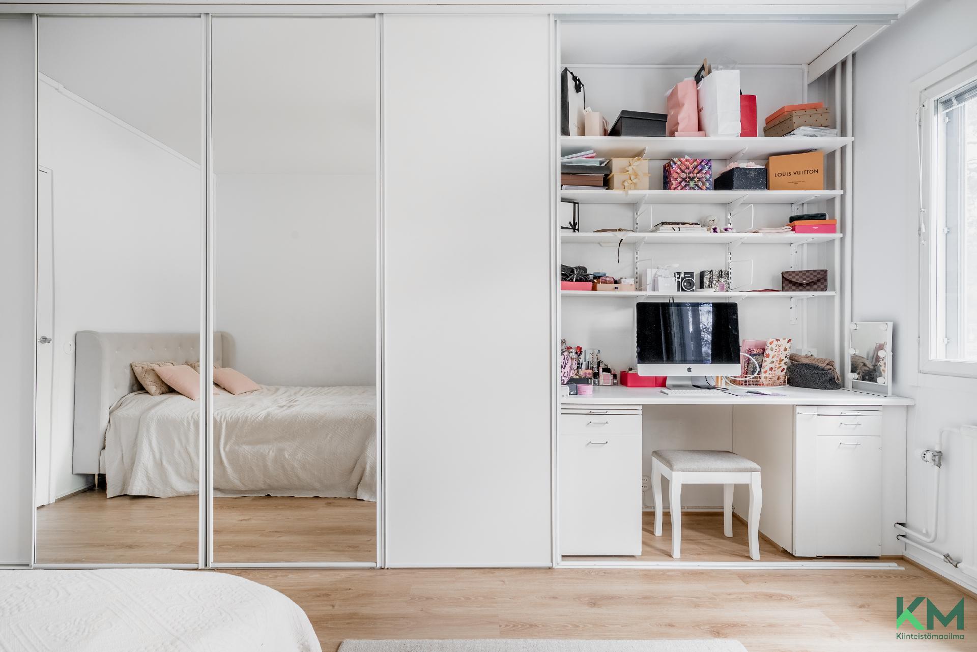 Kaapistoissa integroitu työpiste