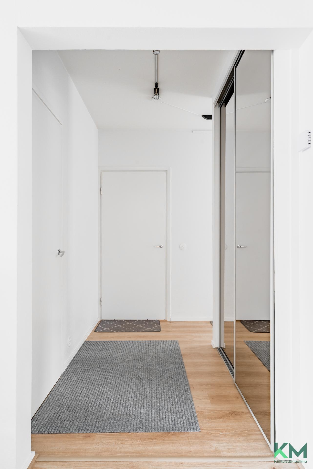 Eteisessä liukuovikaapistot