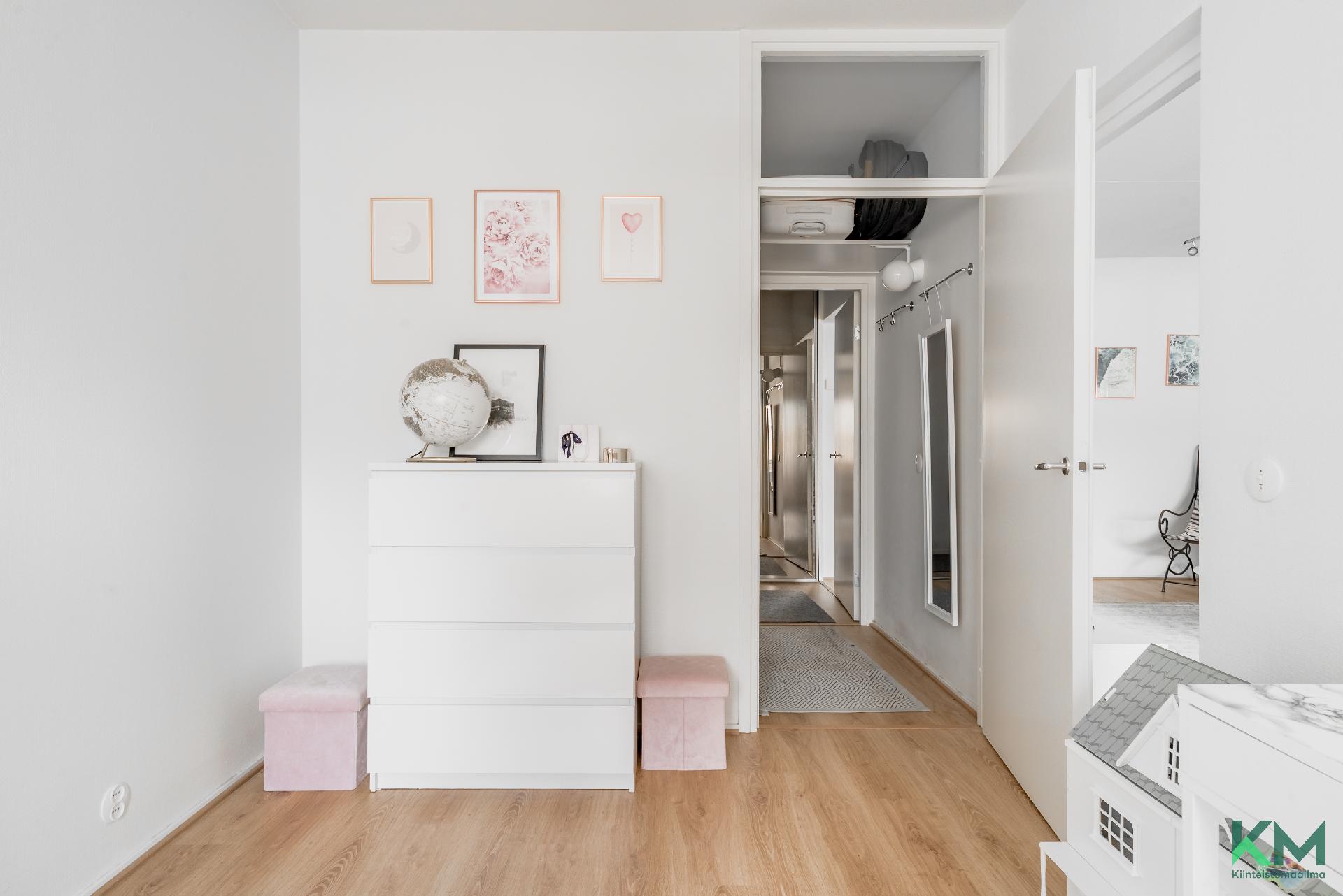 Läpikuljettava vaatehuone