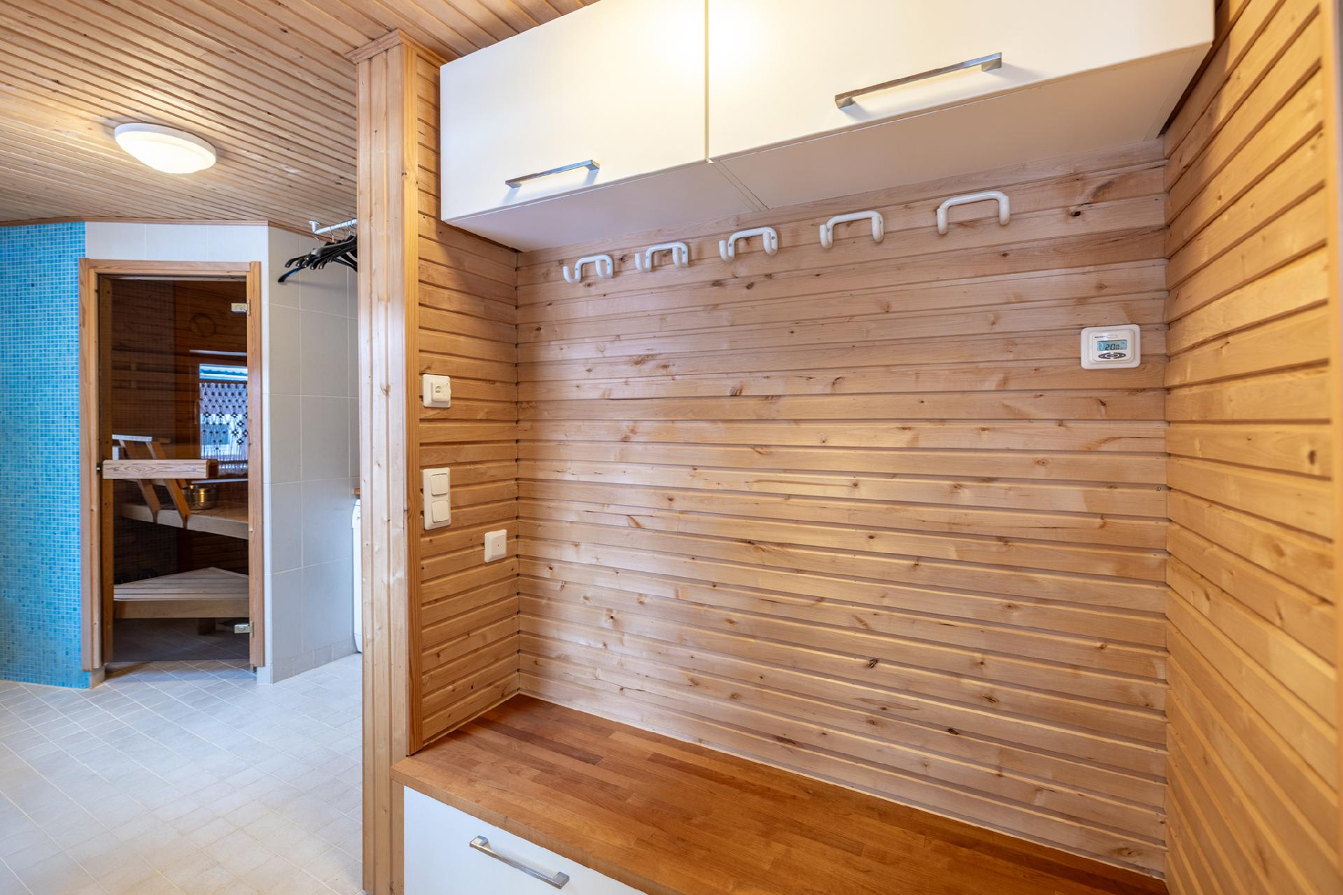 Alakerran kylpyhuonetilat