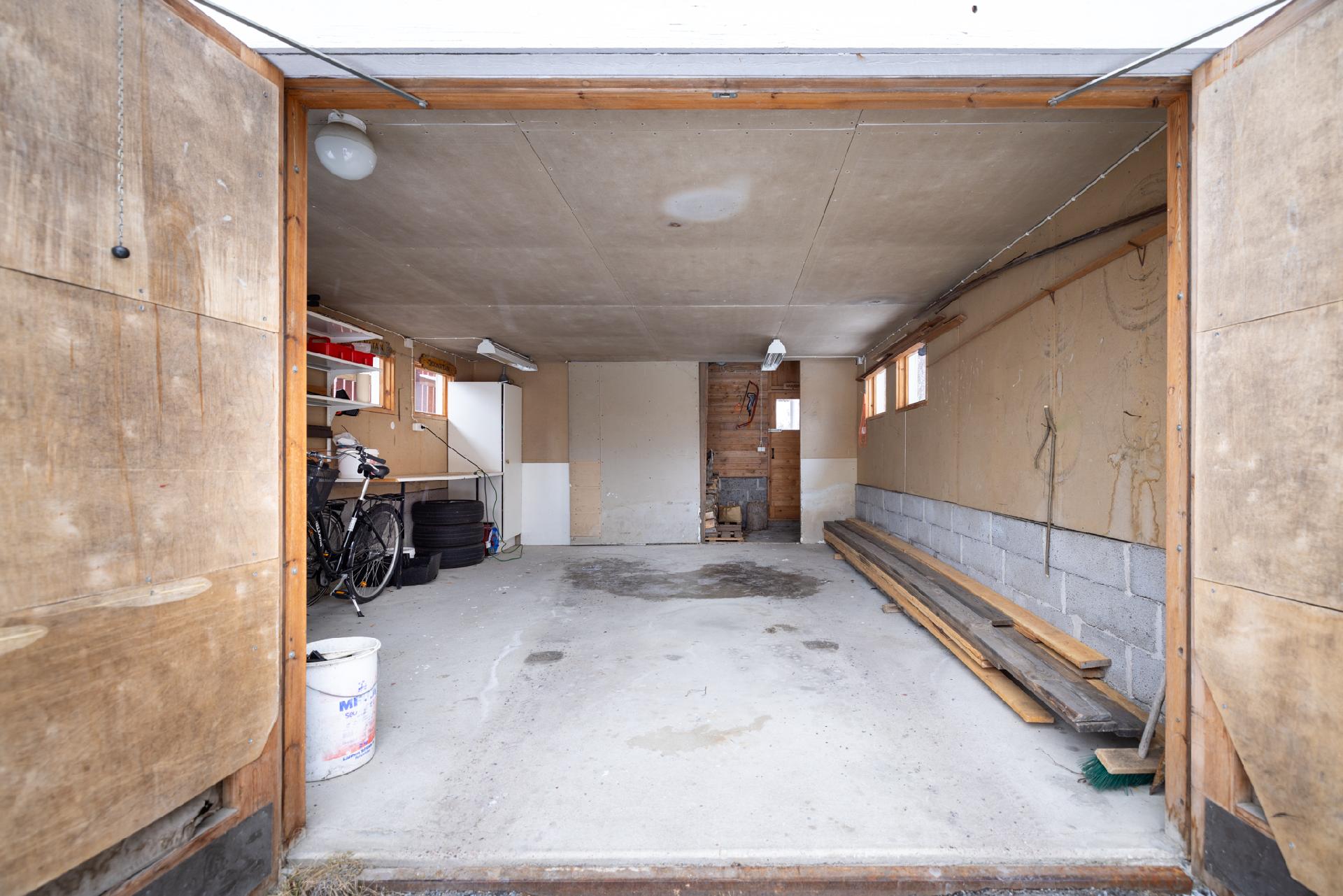 Autotallia sisältä