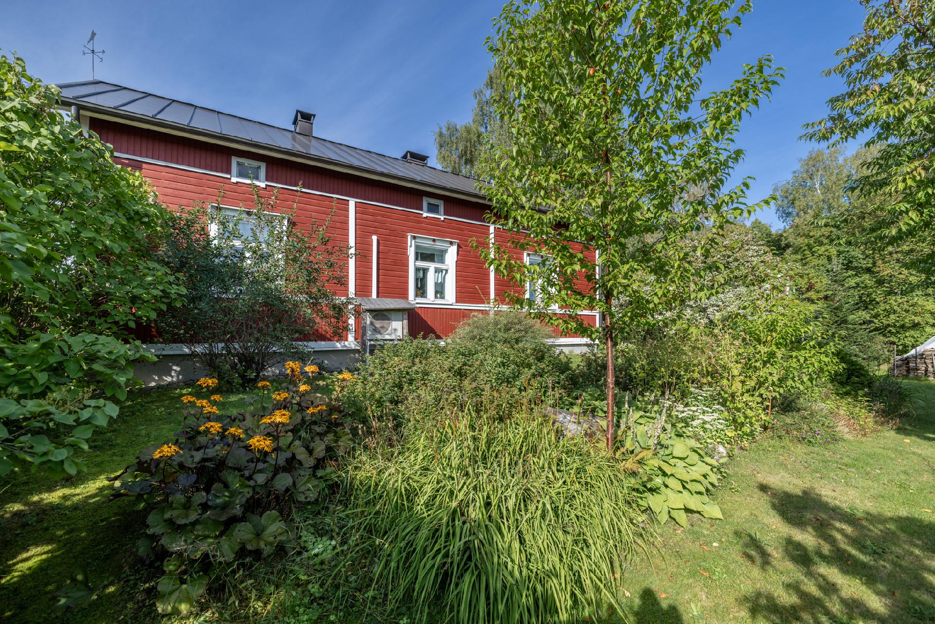 Talo on rakennettu mäen päälle