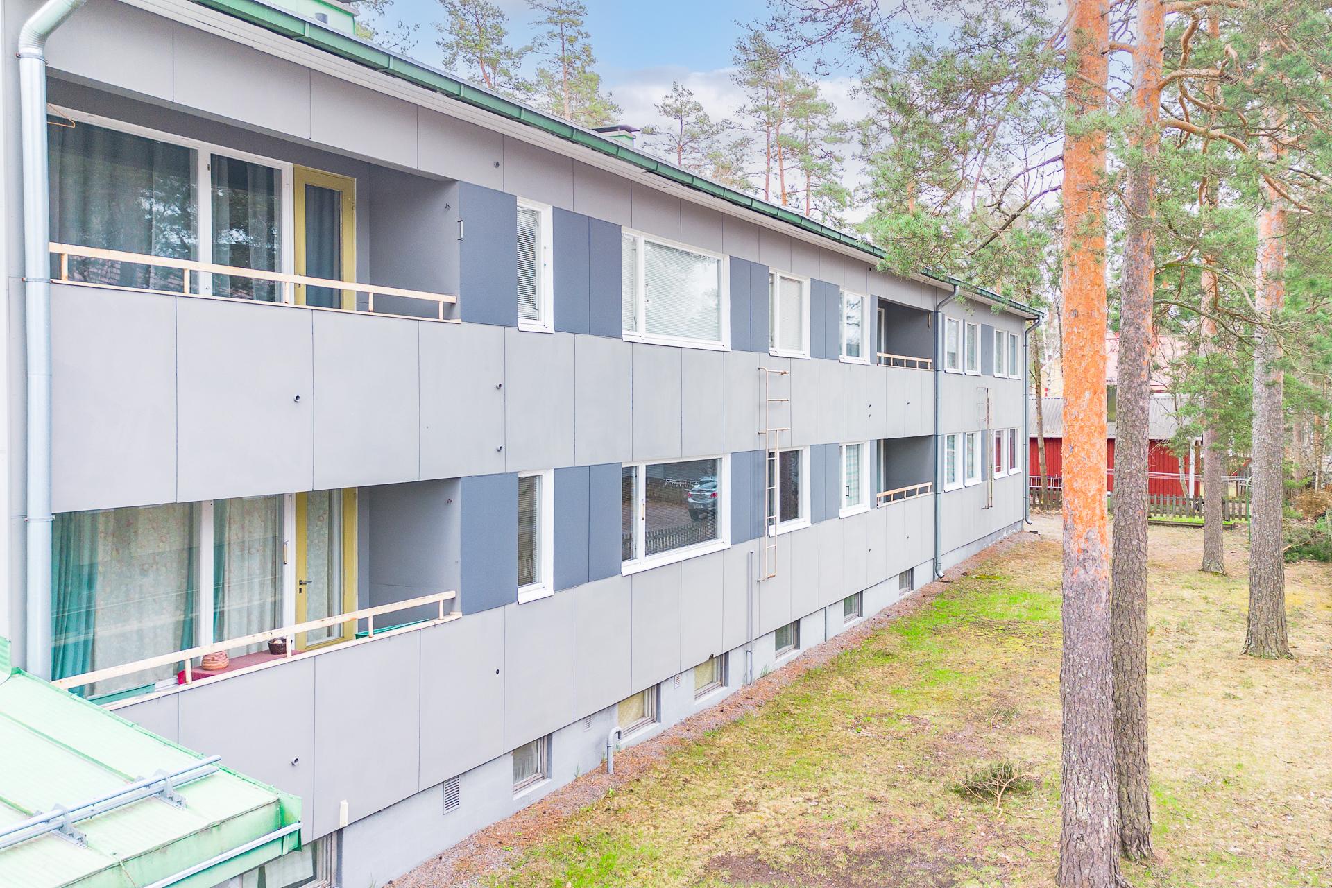 julkisivua takaa