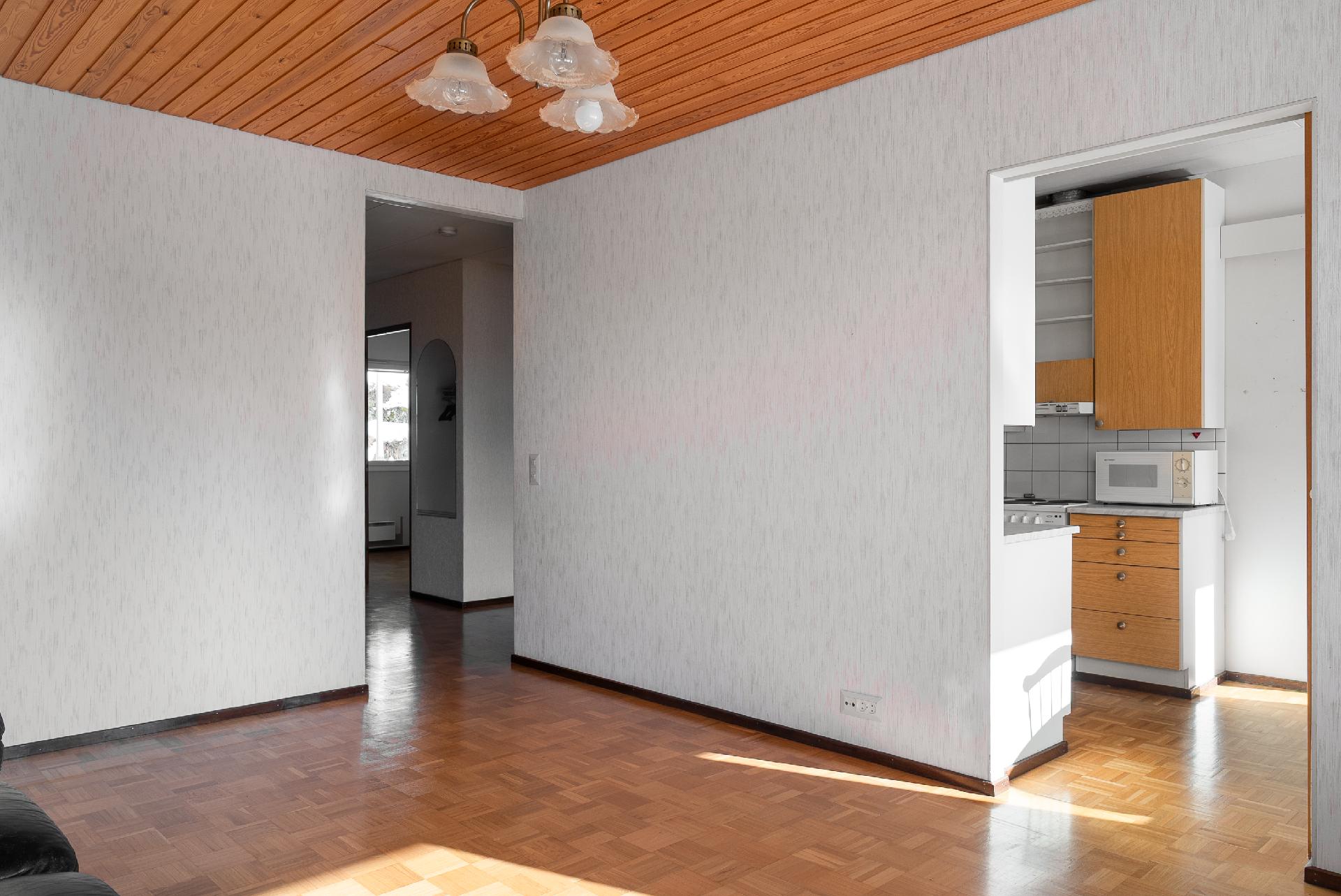 olohuoneesta eteisen ja keittiön suuntaan