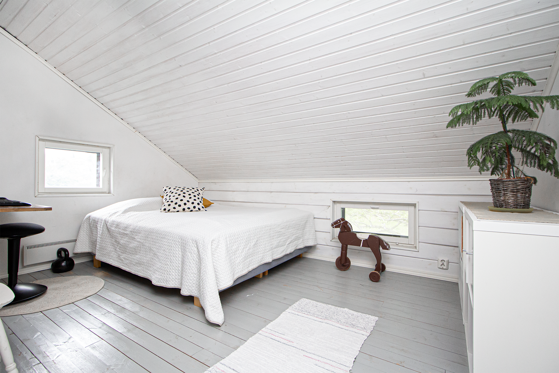 Yläkerran makuuhuone.