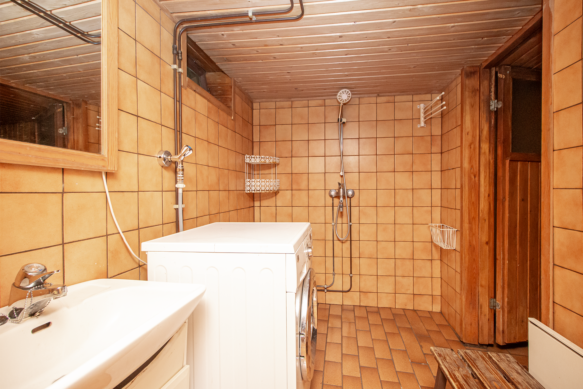 Kylpyhuone remontoitu 80-luvulla.