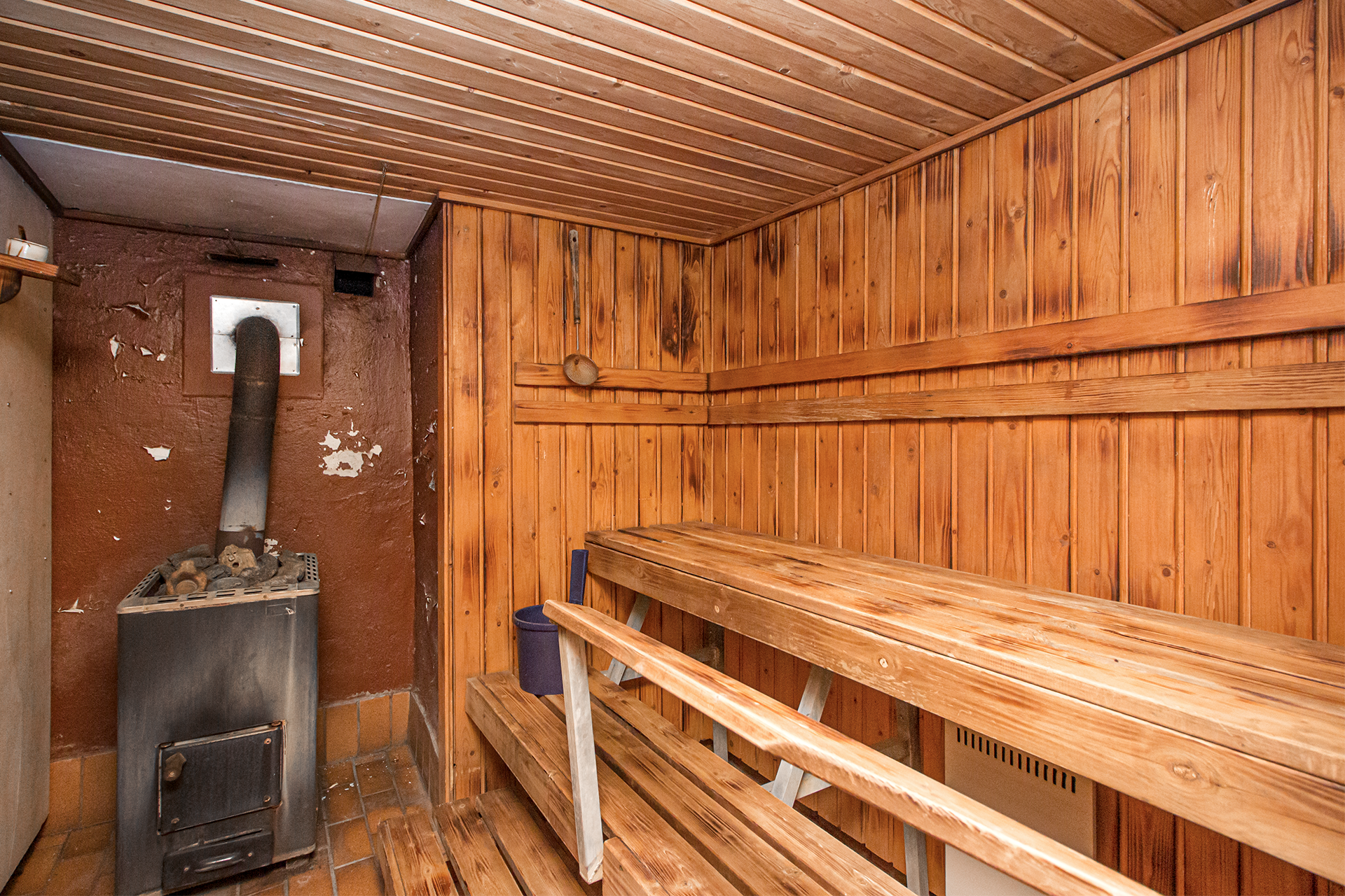 Sauna 80-luvun kuosissaan.