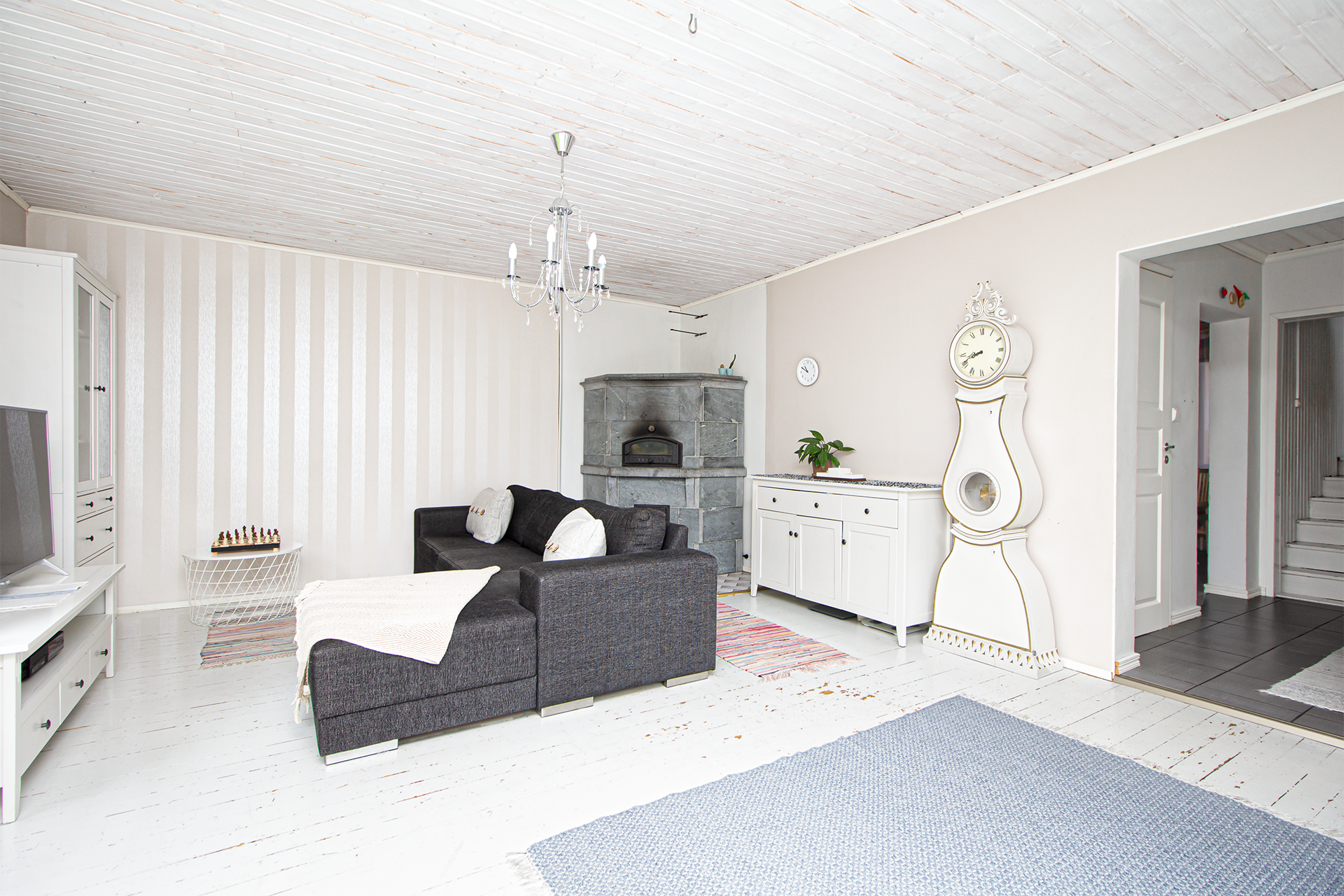 Olohuoneessa leivinuuni.