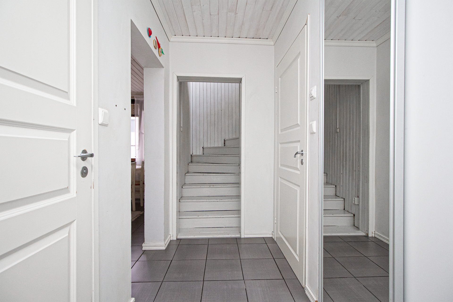 Eteisen laattalattiassa lattialämmitys.