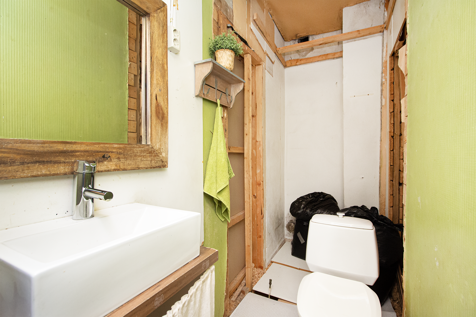 Keskikerroksen wc jo osittain purettu.