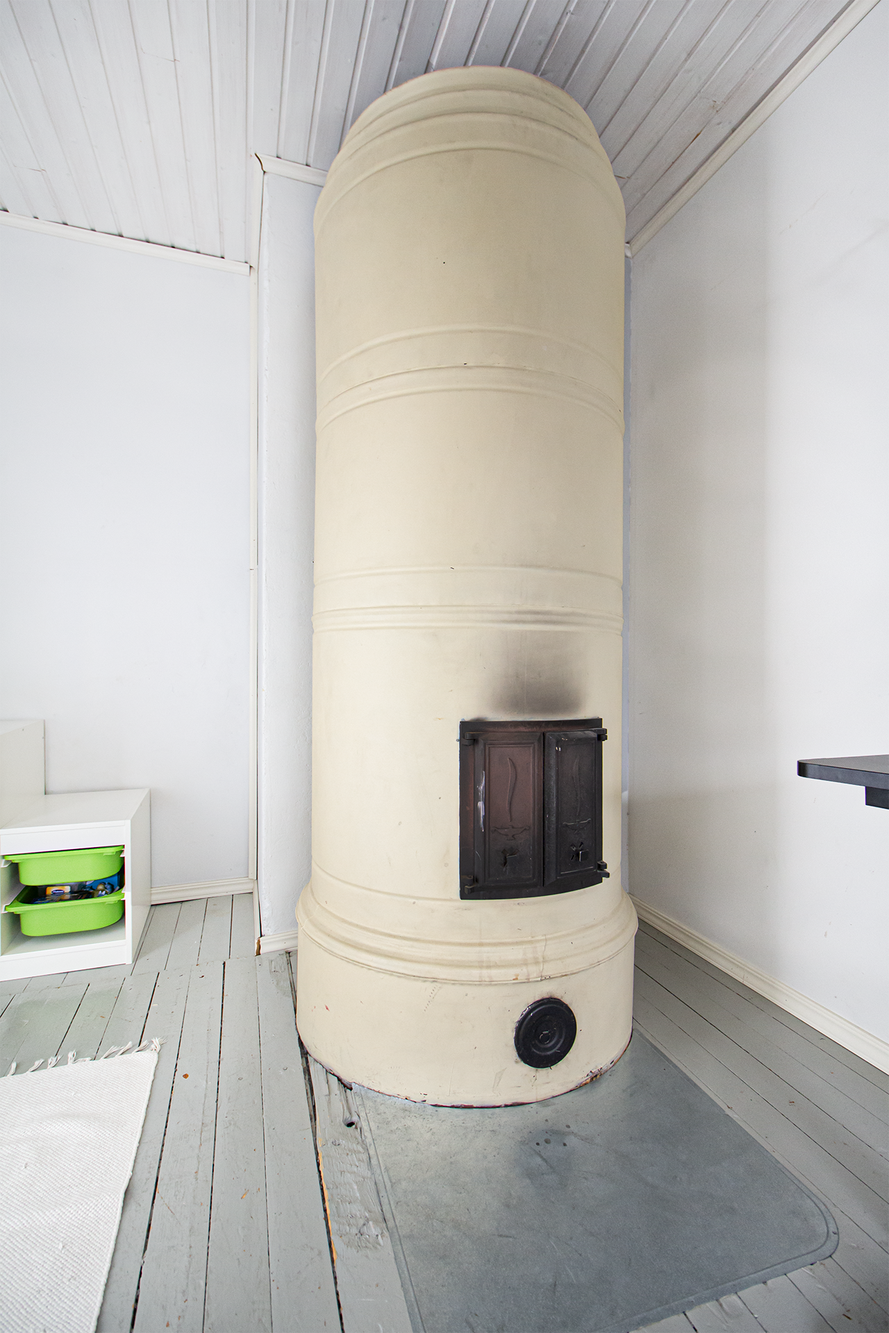 Yläkerran makuuhuoneessa pönttöuuni.