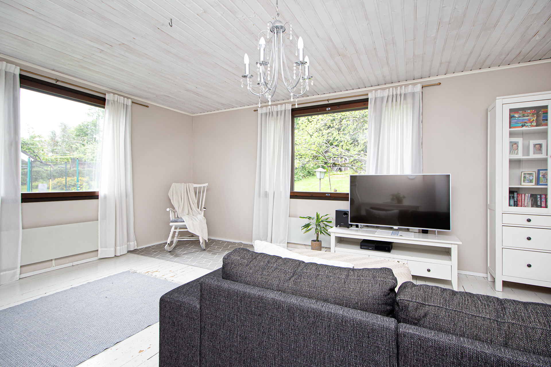 Olohuone on valoisa.