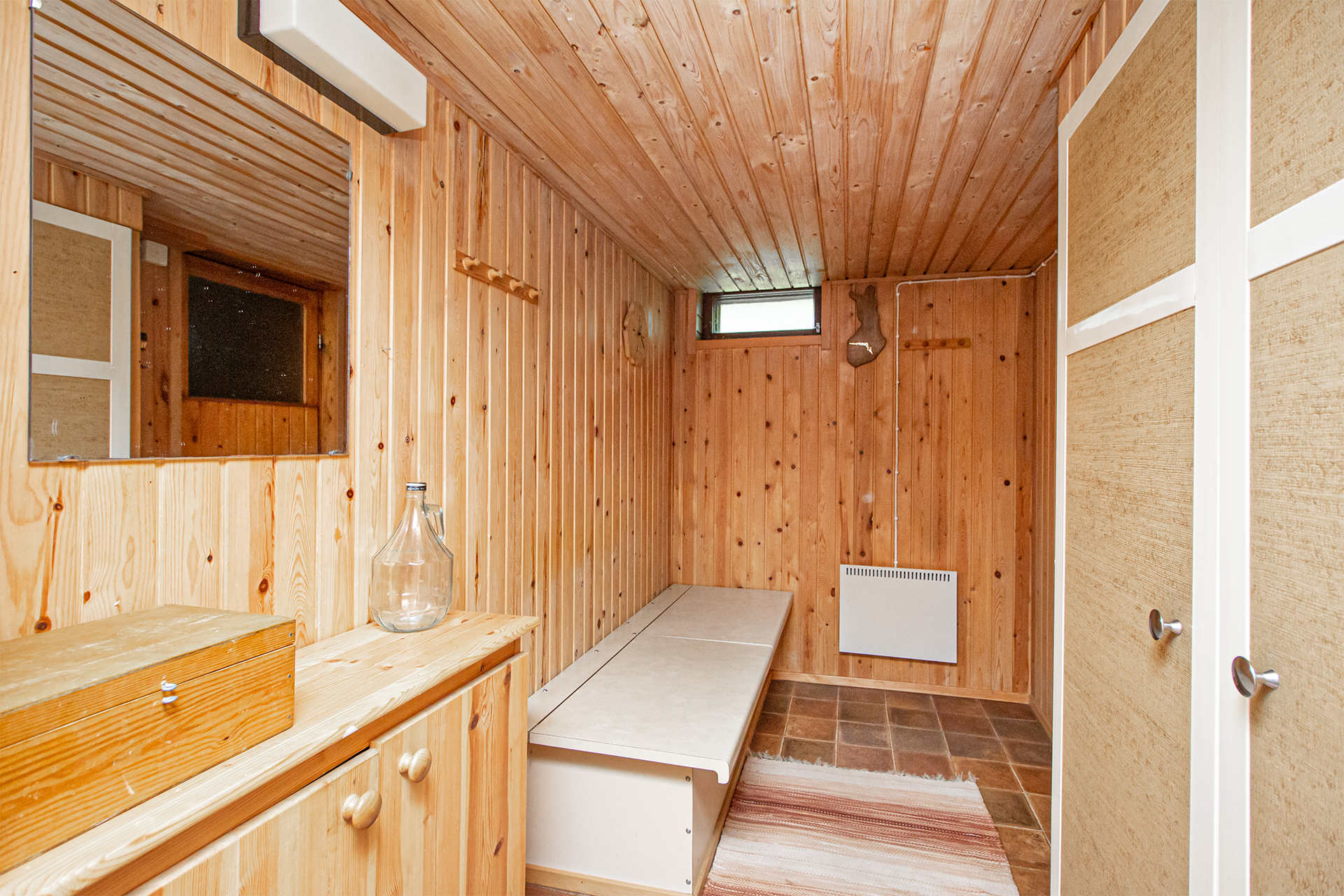 Alakerran pukeutumistila.