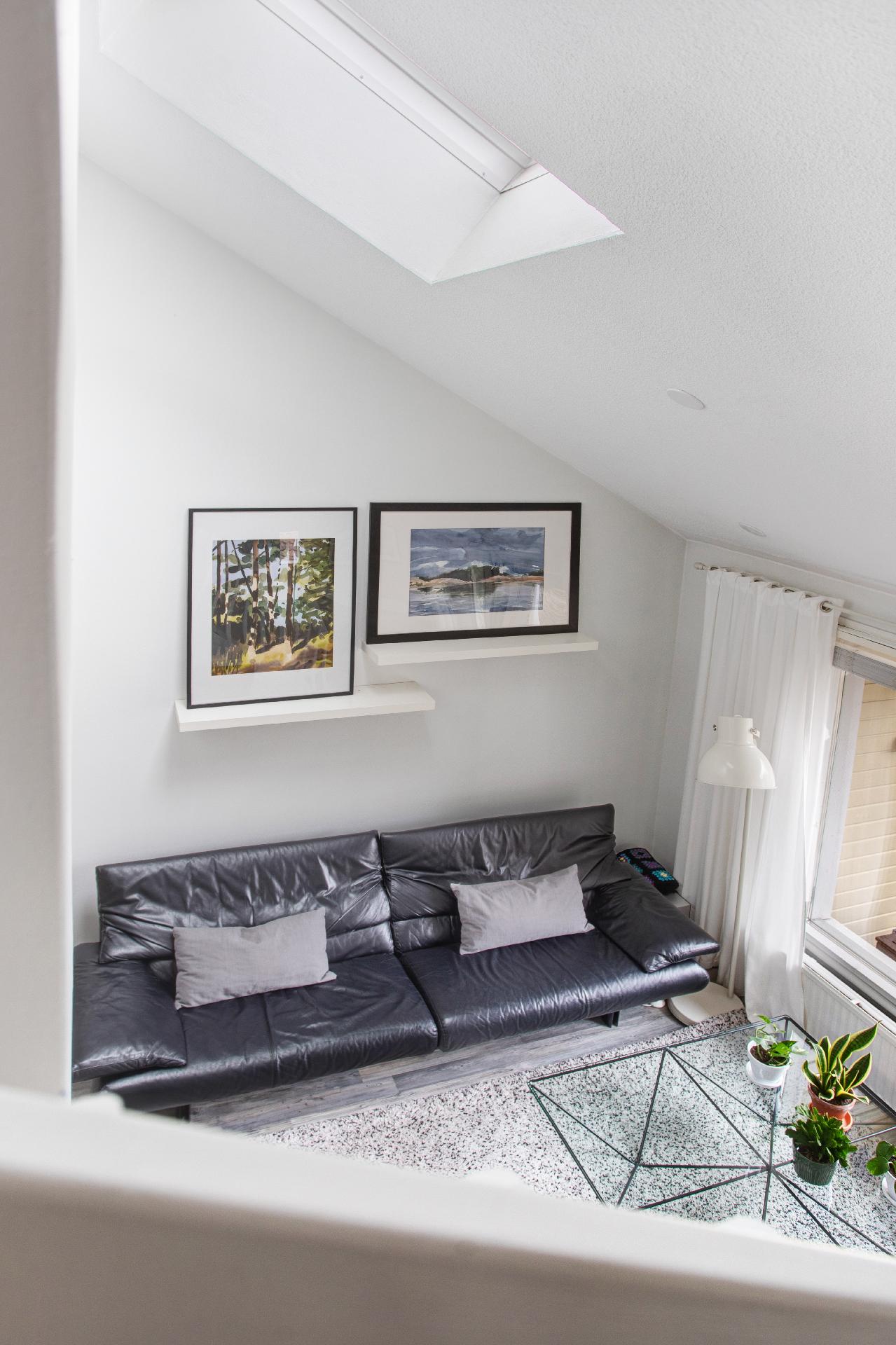 Olohuone on hulppean korkeaa tilaa