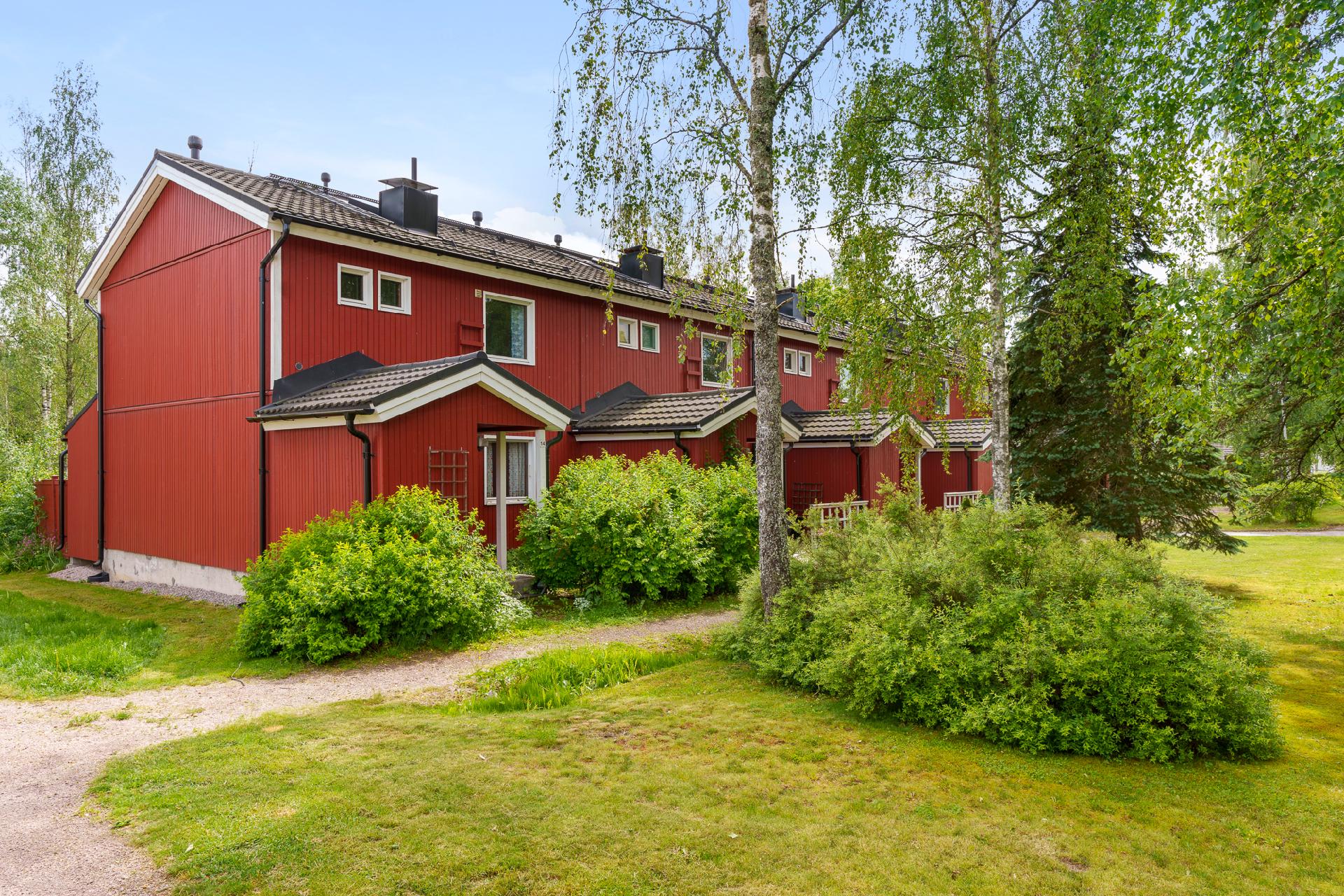 Päätyasunto puiston laidassa
