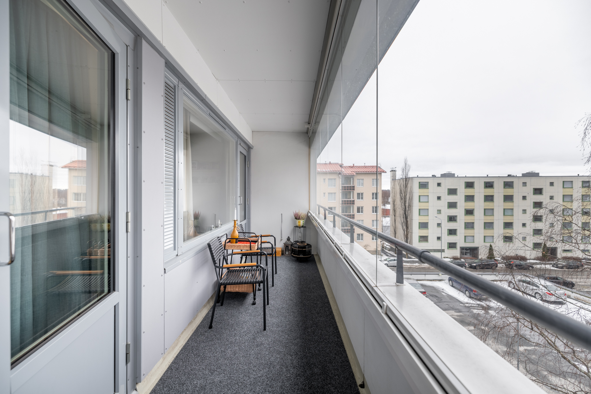 Hulppean kokoinen, lasitettu parveke