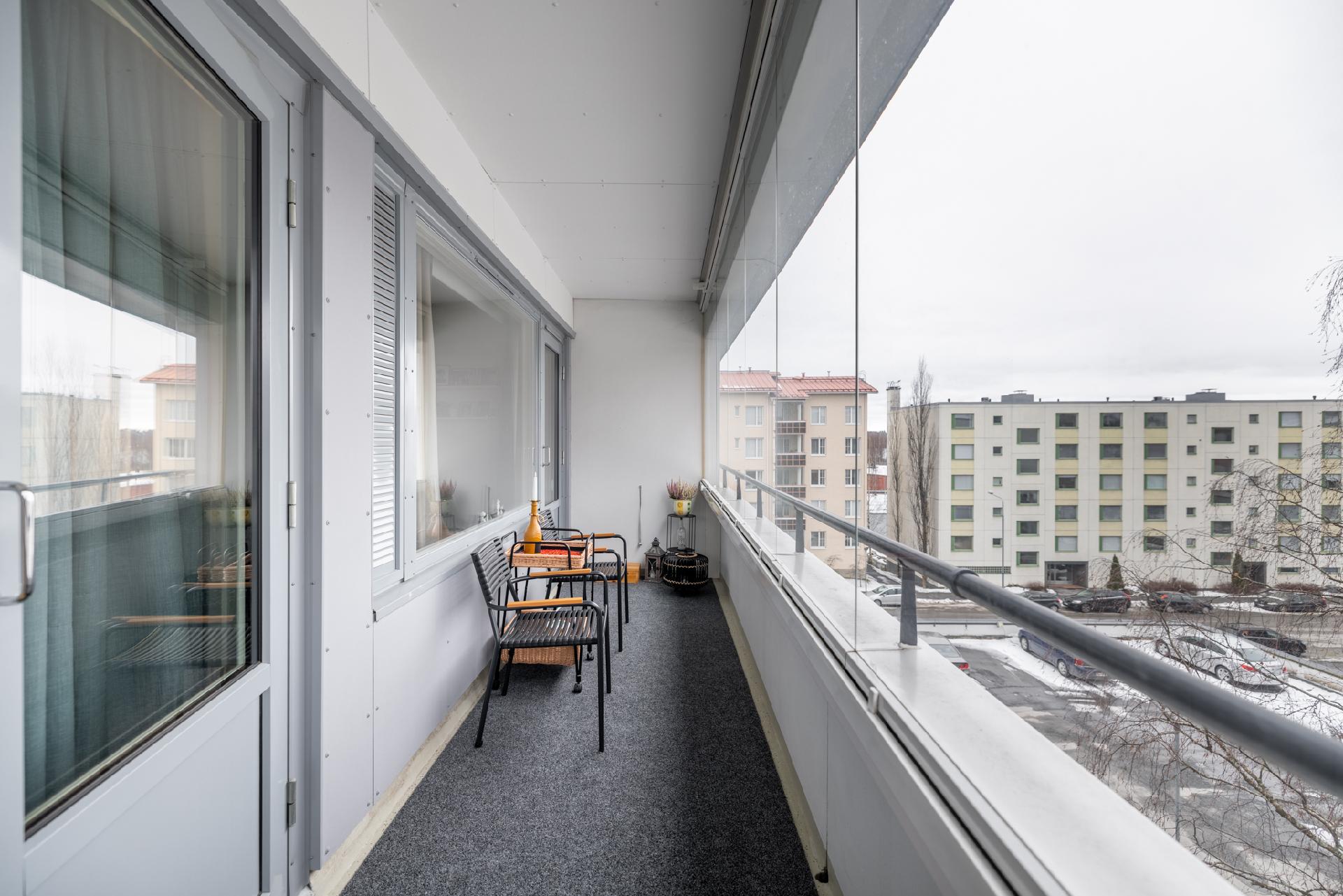 Hulppean kokoinen, lasitettu parveke