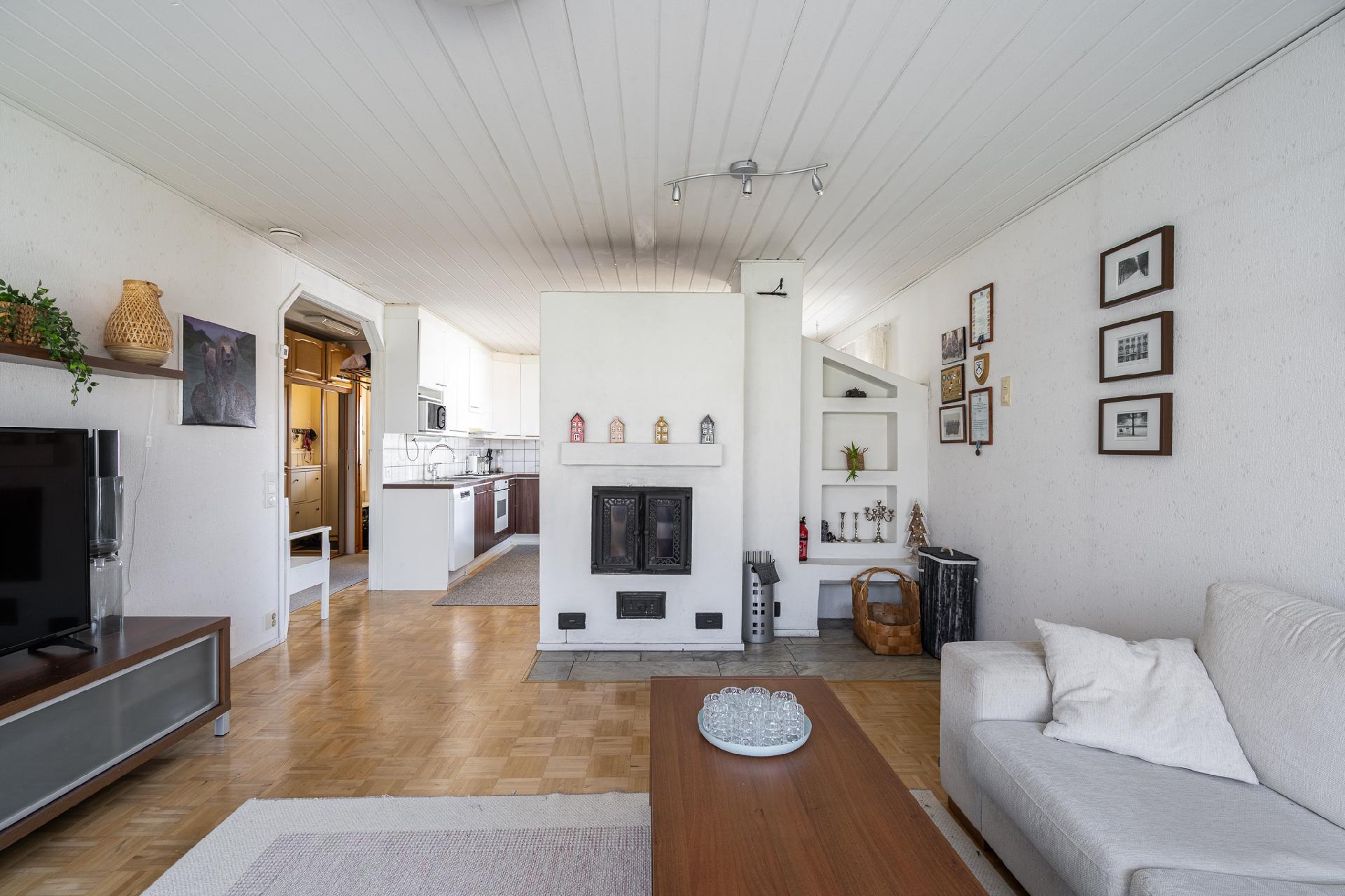 Olohuoneesta keittiöönpäin