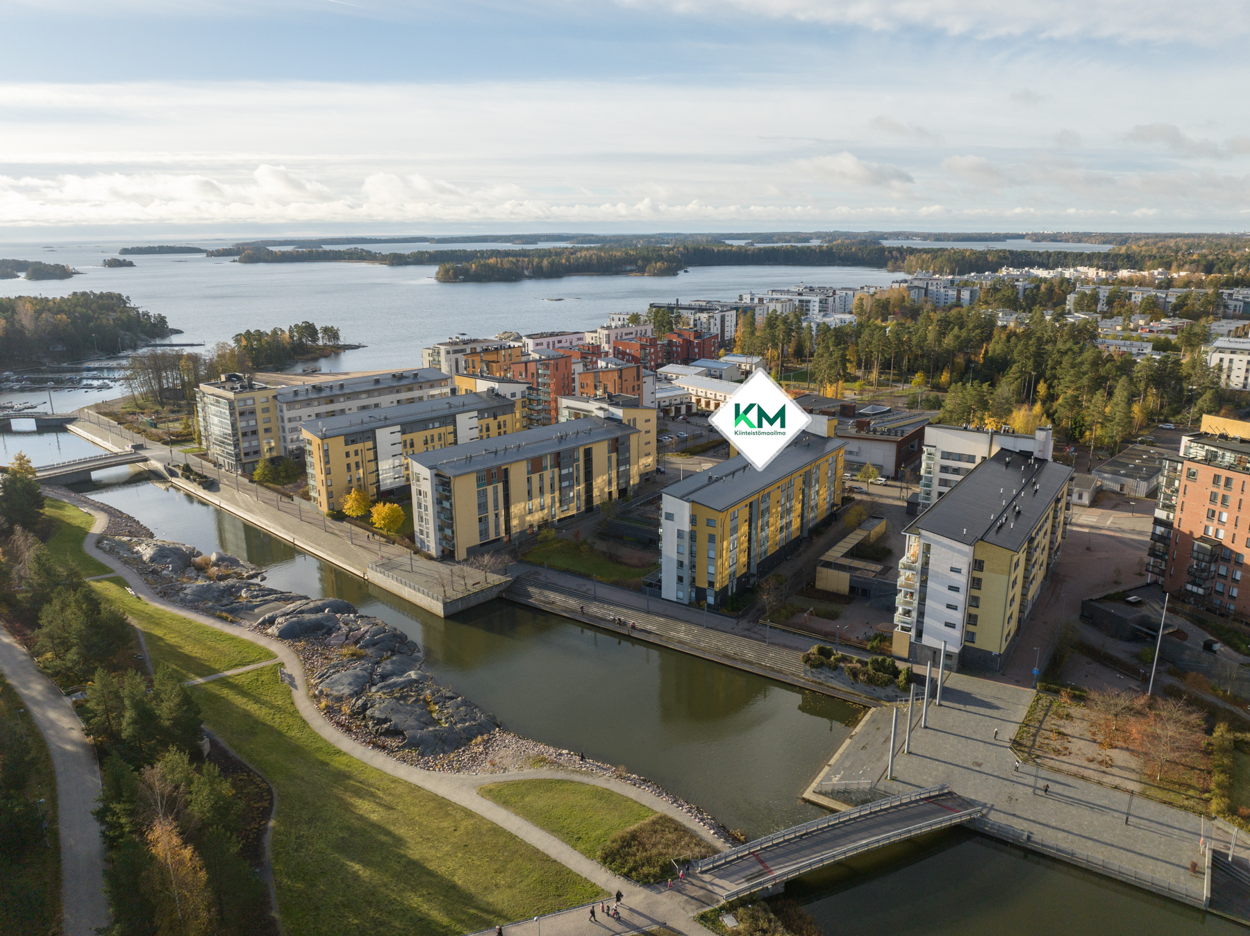 Näkymää ja ympäristöä ilmasta vehreään aikaan (vuodenaikakuva)