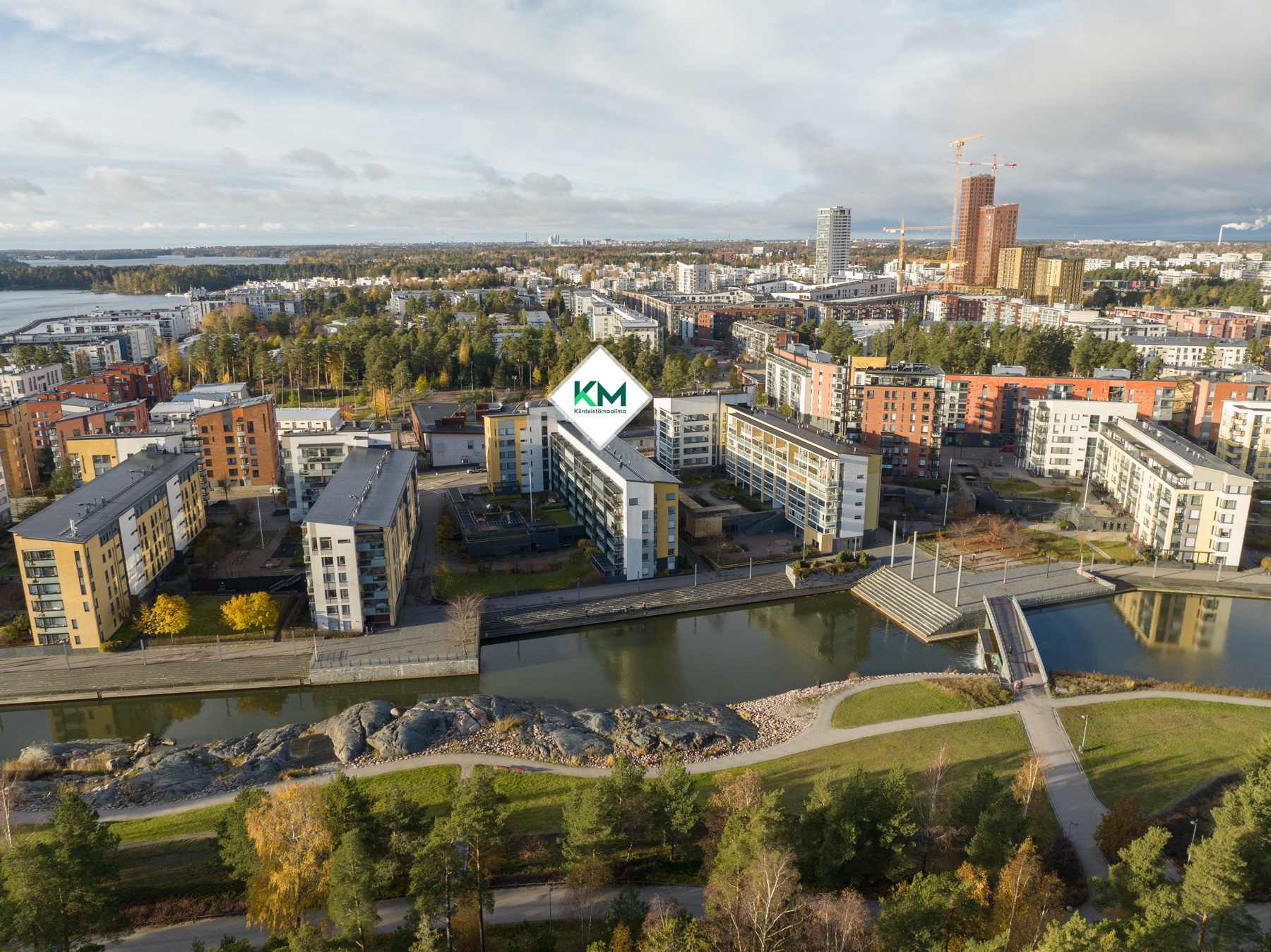 Näkymää ja ympäristöä ilmasta, vehreään vuoden aikaan (vuodenaikakuva)