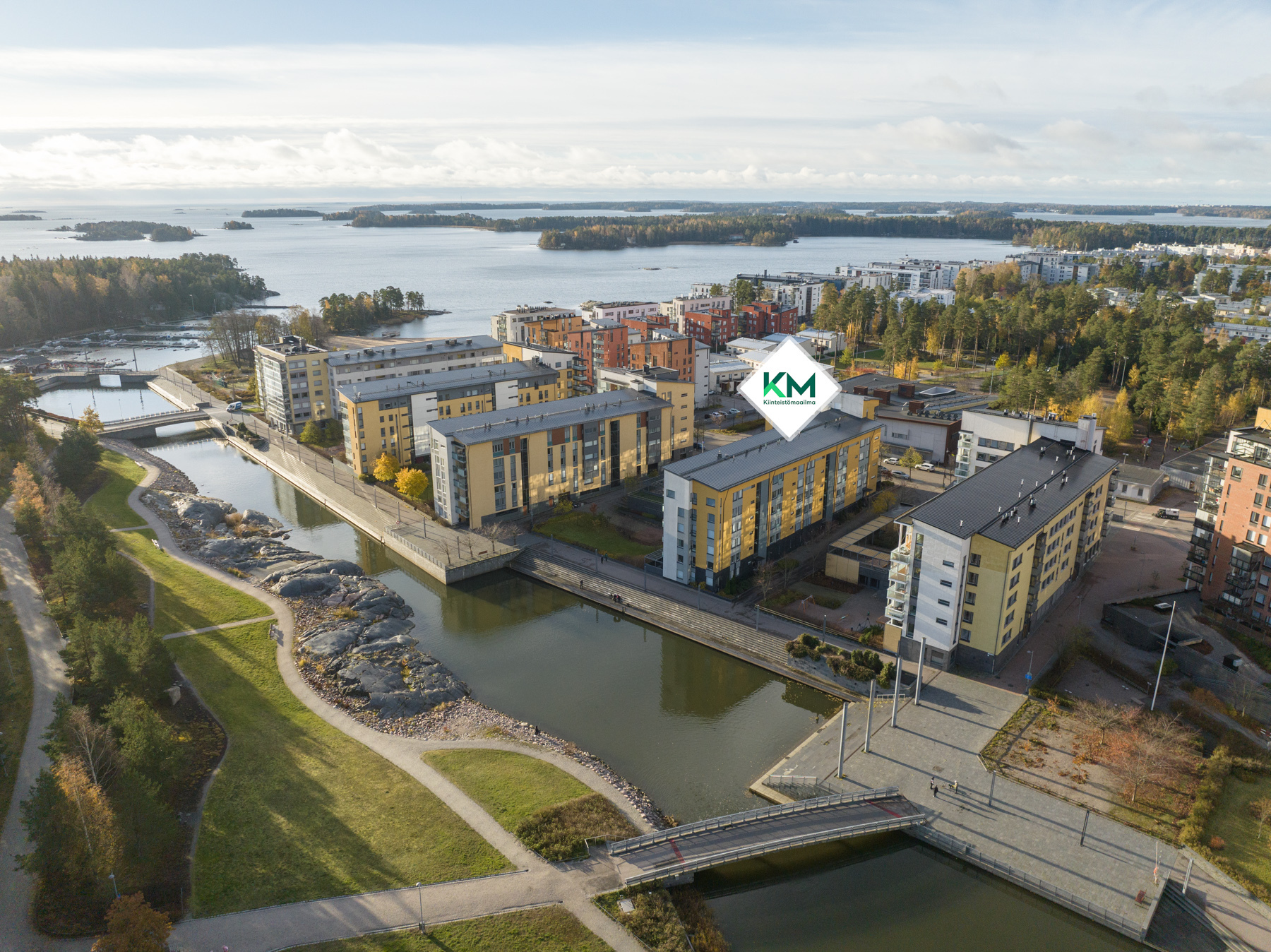 Näkymää ja ympäristöä ilmasta, vehreään vuoden aikaan (vuodenaikakuva)