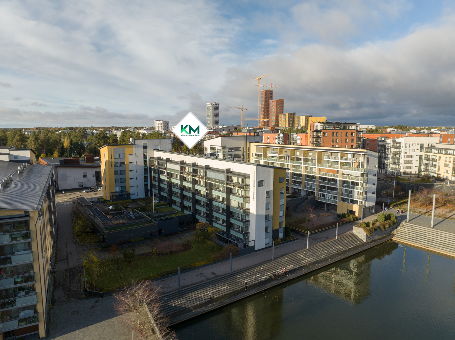 Näkymää ilmasta, vehreään vuoden aikaan (vuodenaikakuva)