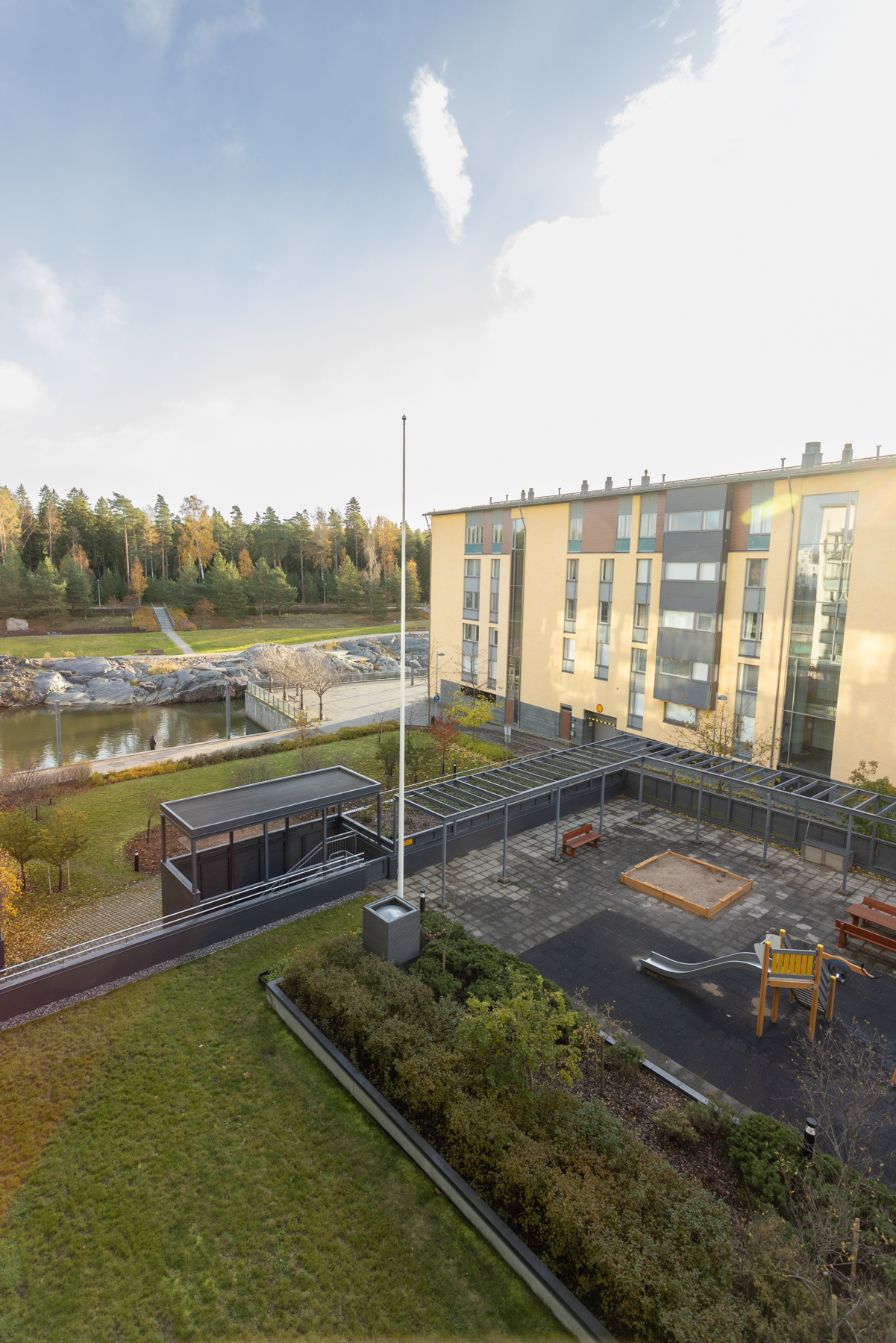 Näkymää parvekeelta, vehreään vuoden aikaan (vuodenaikakuva)