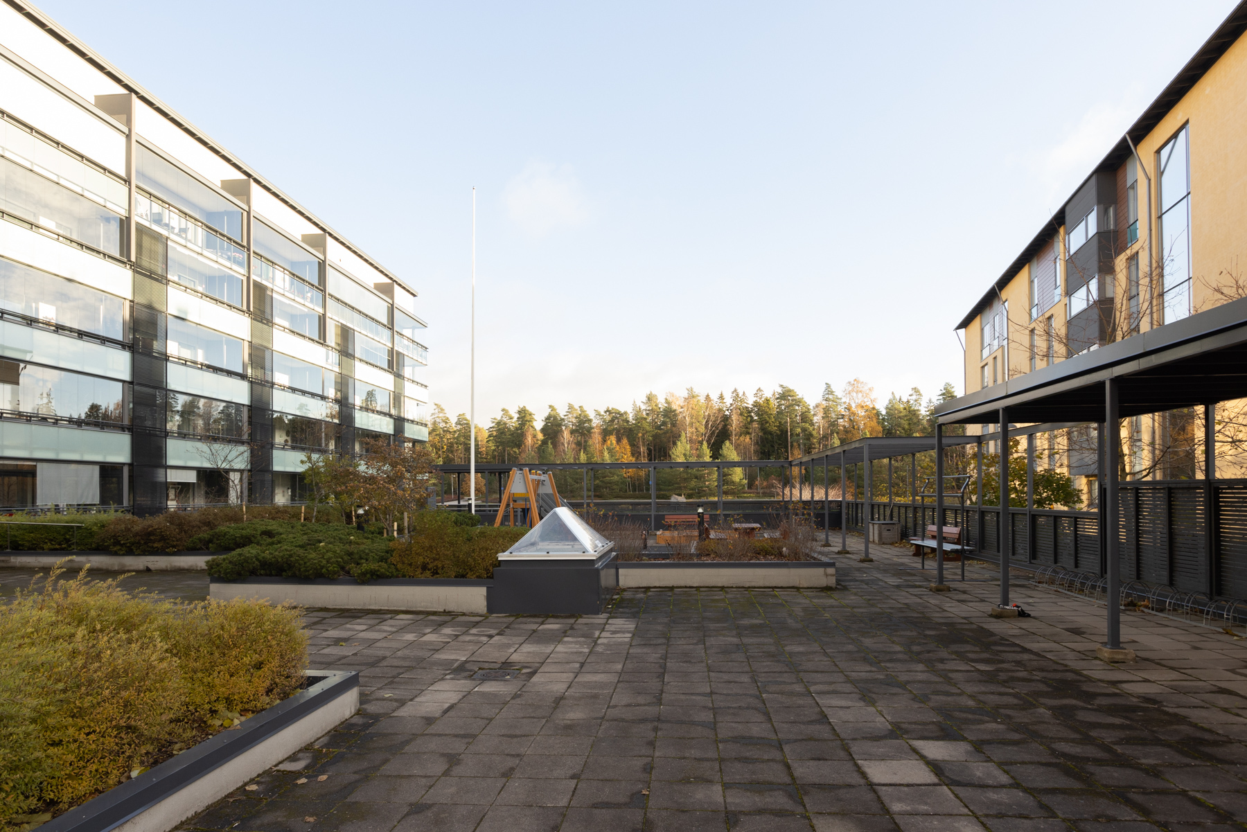 Taloyhtiön pihaa, eri vuodenaika kuvia