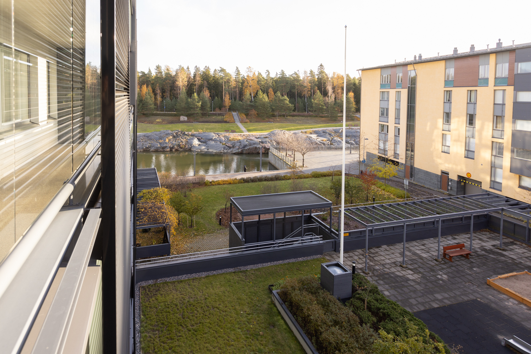 Näkymää parvekeelta, vehreään vuoden aikaan (vuodenaikakuva)