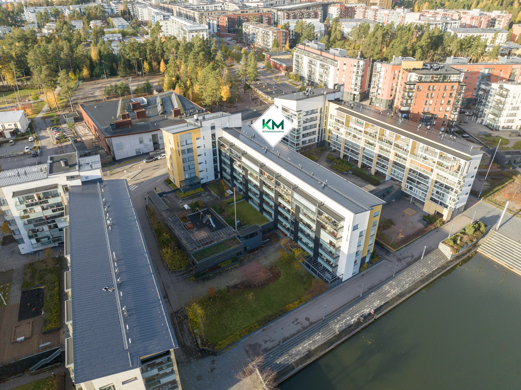 Näkymää ilmasta, vehreään vuoden aikaan (vuodenaikakuva)