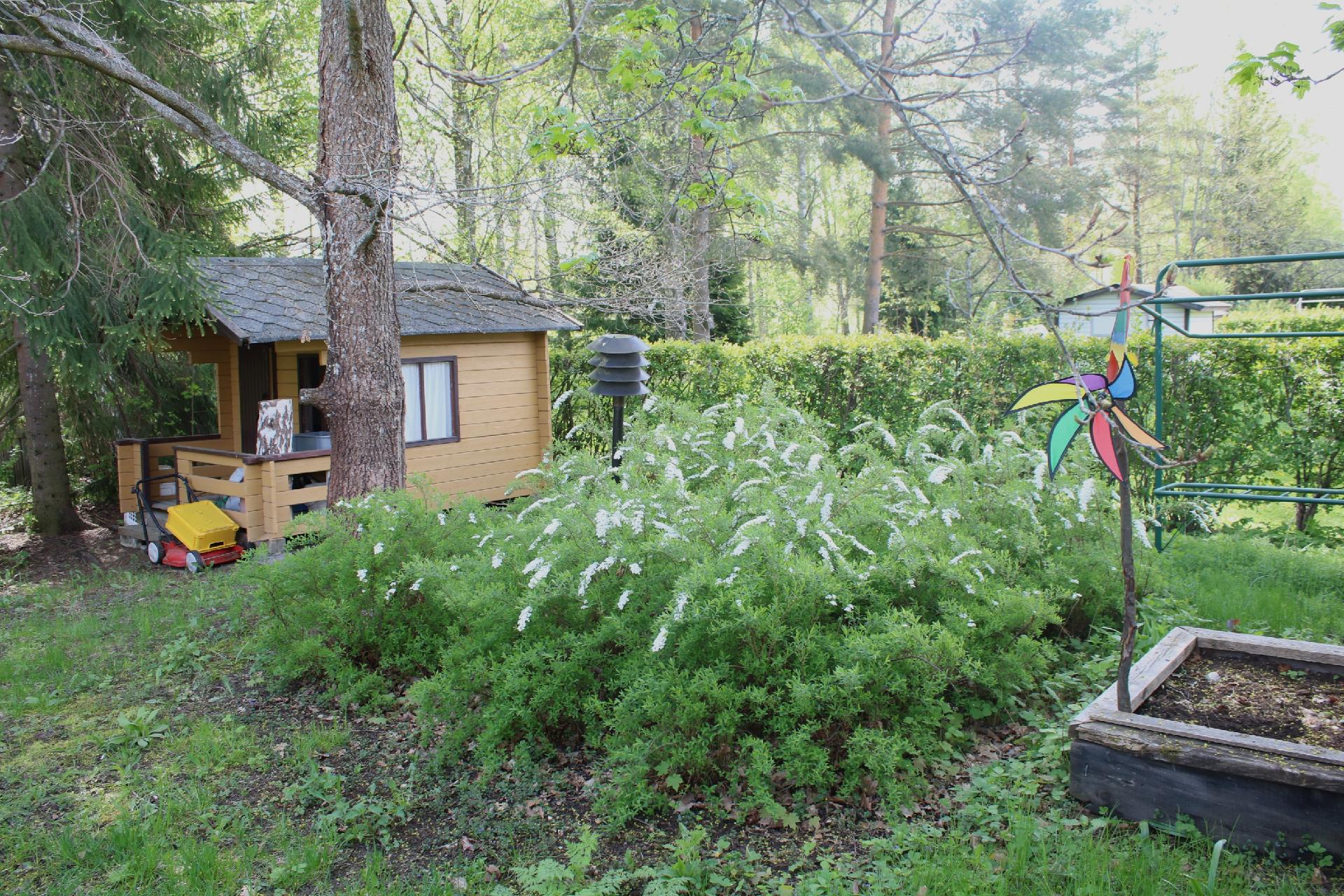 Leikkimökki ja istutuksia